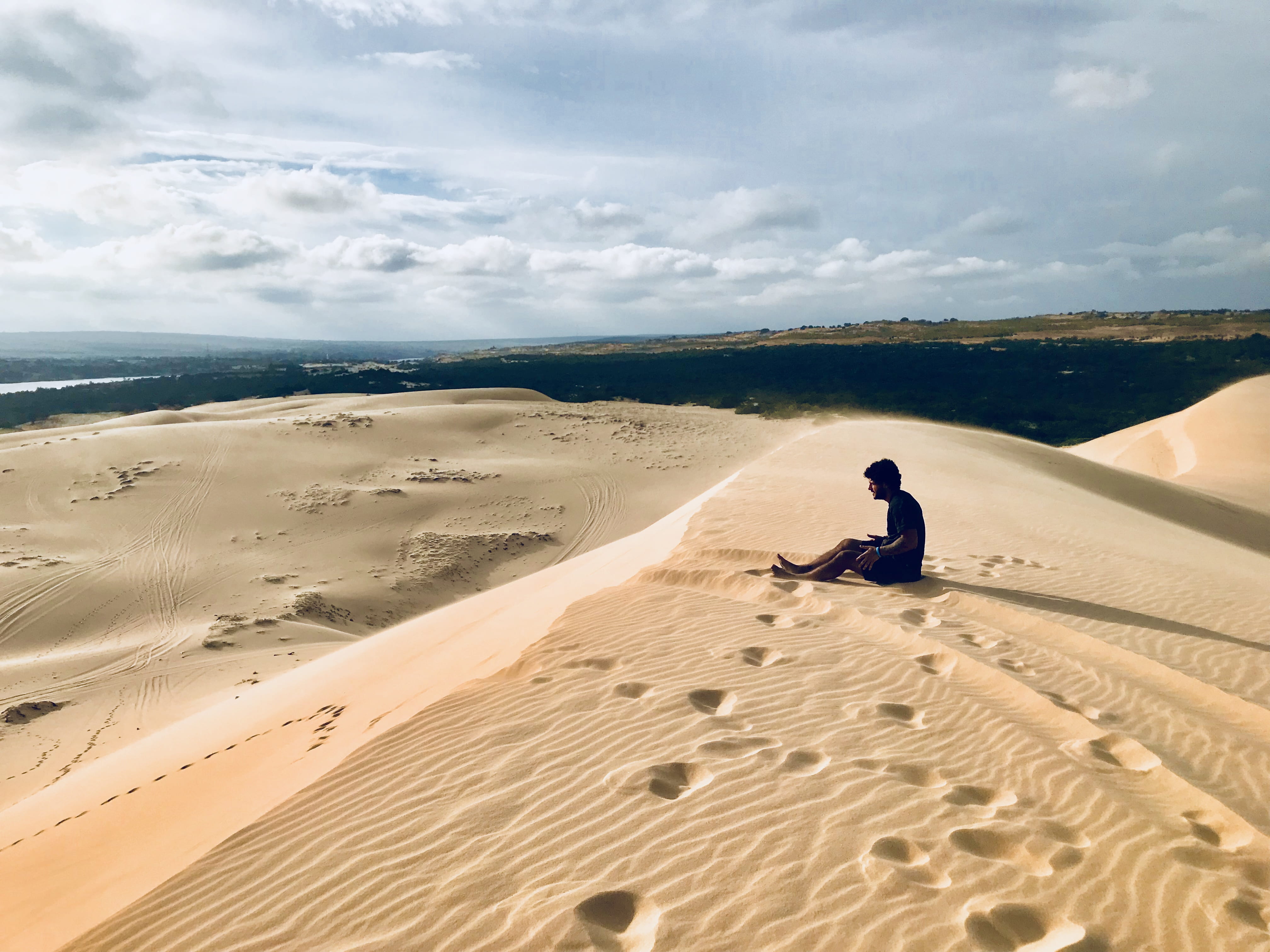 leisure activity, desert, nature, dune, beauty in nature, scenics - nature, dunes, sand dune, sitting, real people, footprint, cloud - sky, man, 4K, non-urban scene, HD Wallpaper