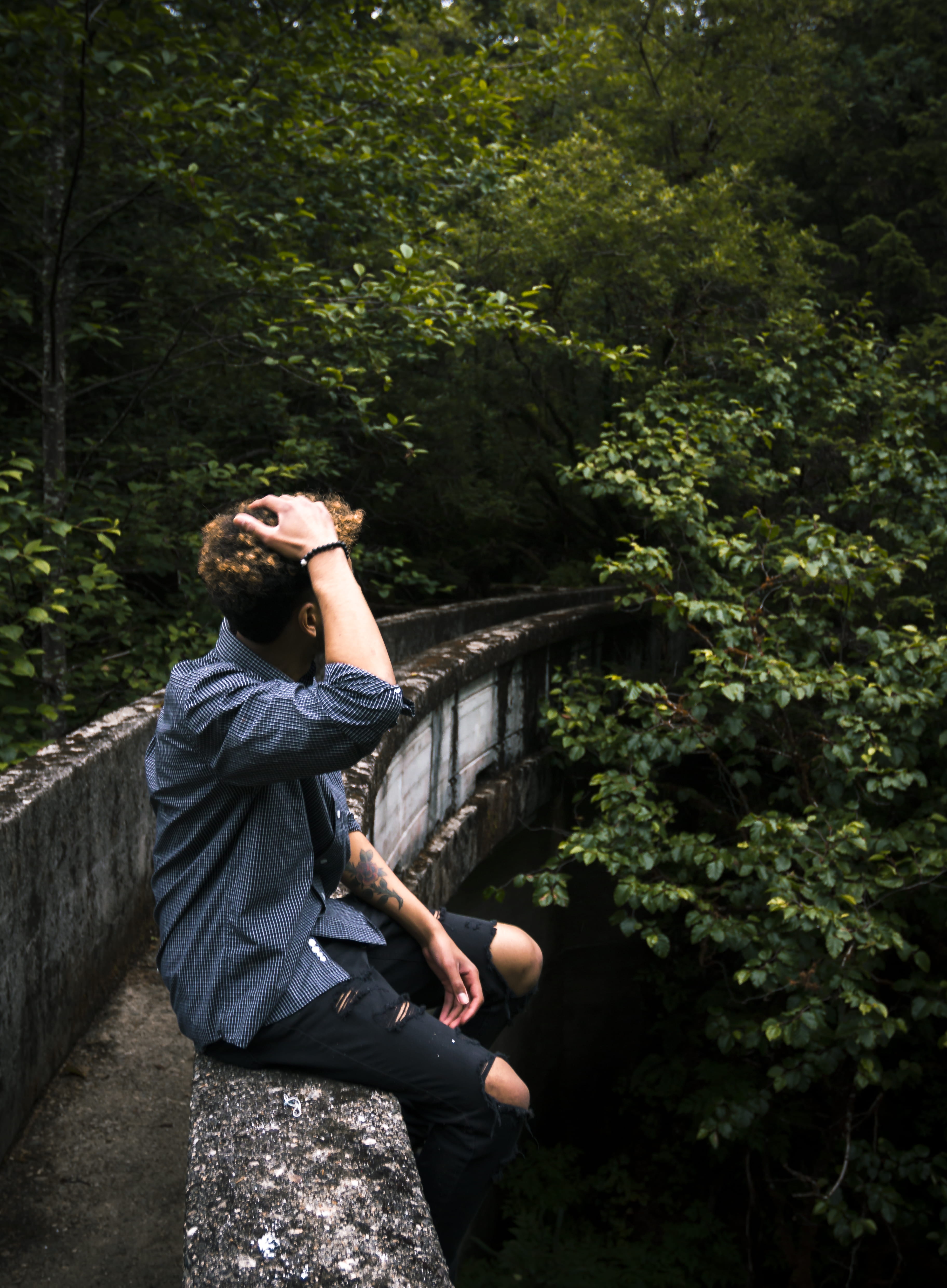 wondering, photography themes, one person, 4K, concrete, casual clothing, man, real people, leisure activity, connection, three quarter length, tree, growth, Phone HD Wallpaper