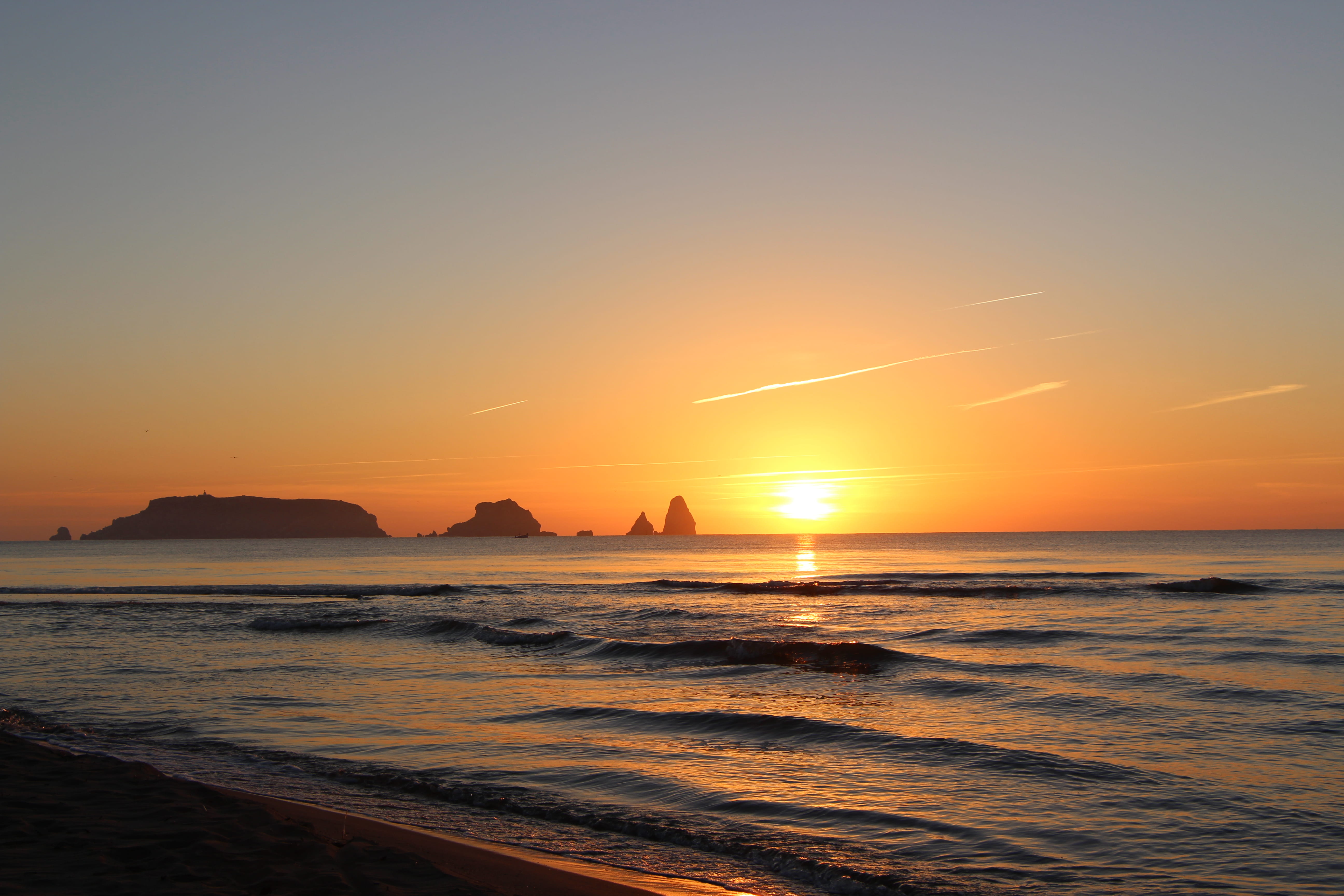 wave, nature, waves, 5K, sun, sunlight, beauty in nature, land, tranquil scene, copy space, sunrise, sea, spain, illes medes, orange color, sky, clear sky, HD Wallpaper