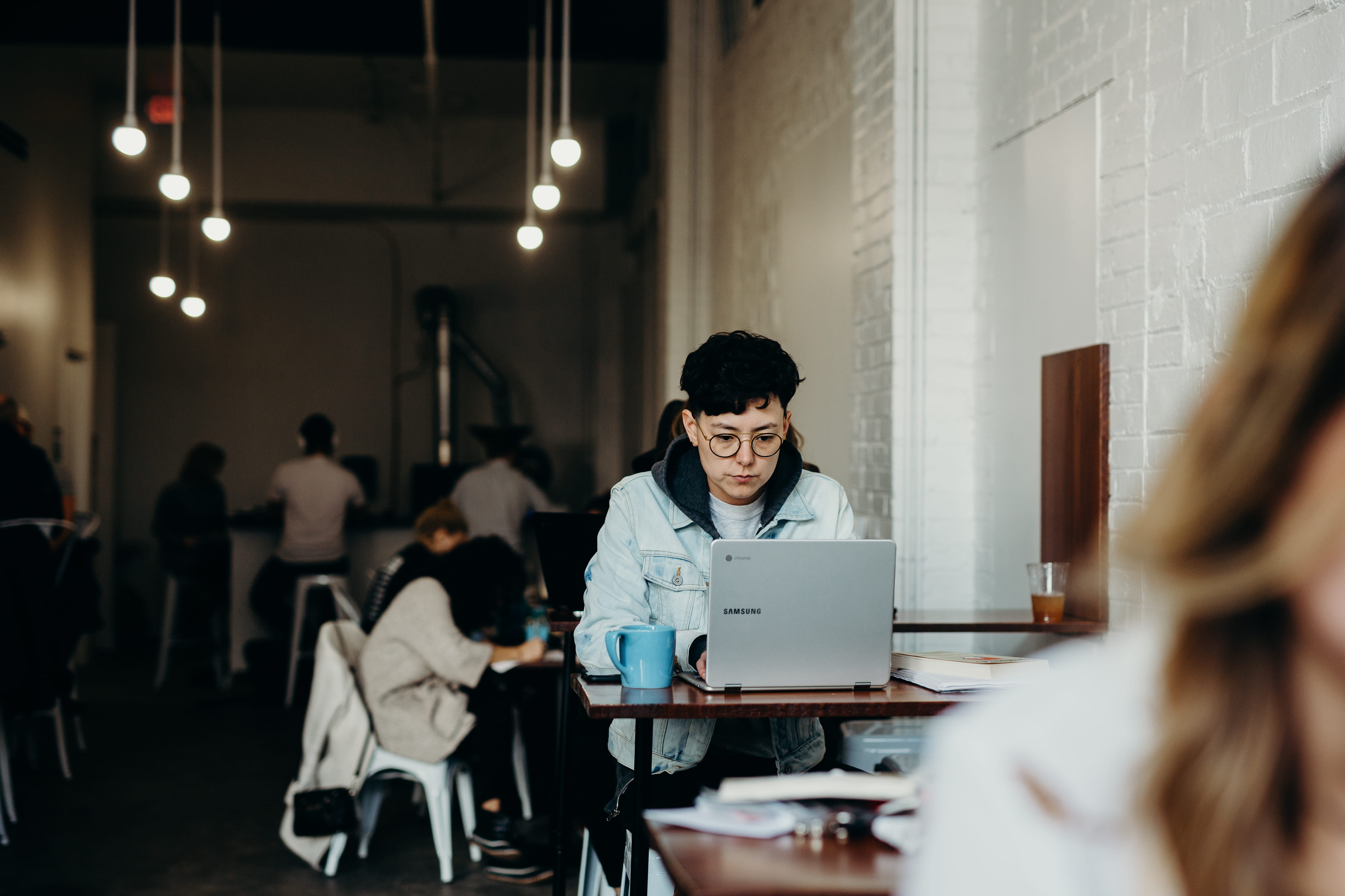 boy, cooperation, businesswoman, jacket, communication, white, business, office, sitting, brainstorming, teamwork, women, inside, business person, laptop, HD Wallpaper