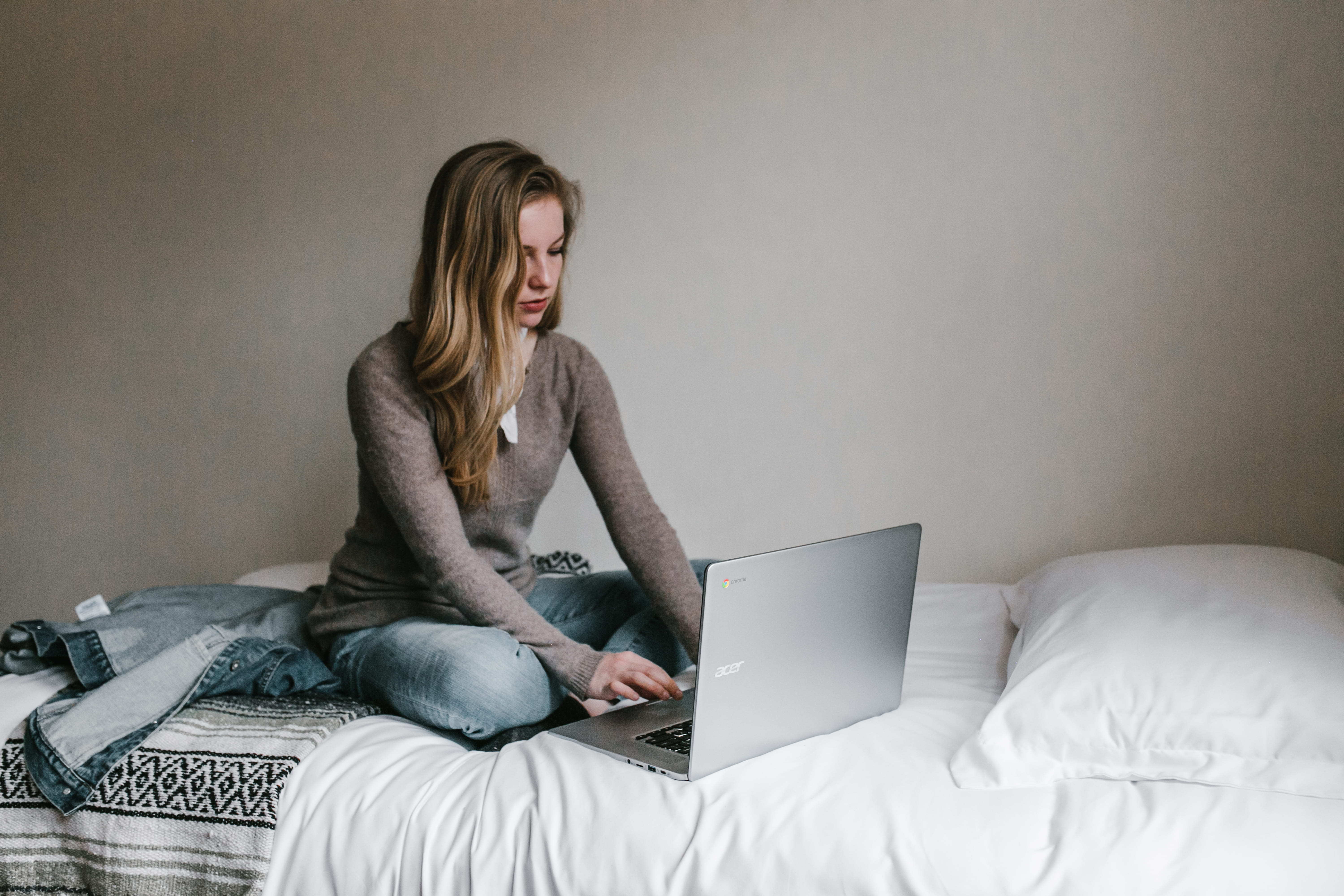 pro, room, sits, women, one person, casual clothing, macbook, full length, furniture, technology, surfing the net, communication, connection, 5K, laptop, HD Wallpaper