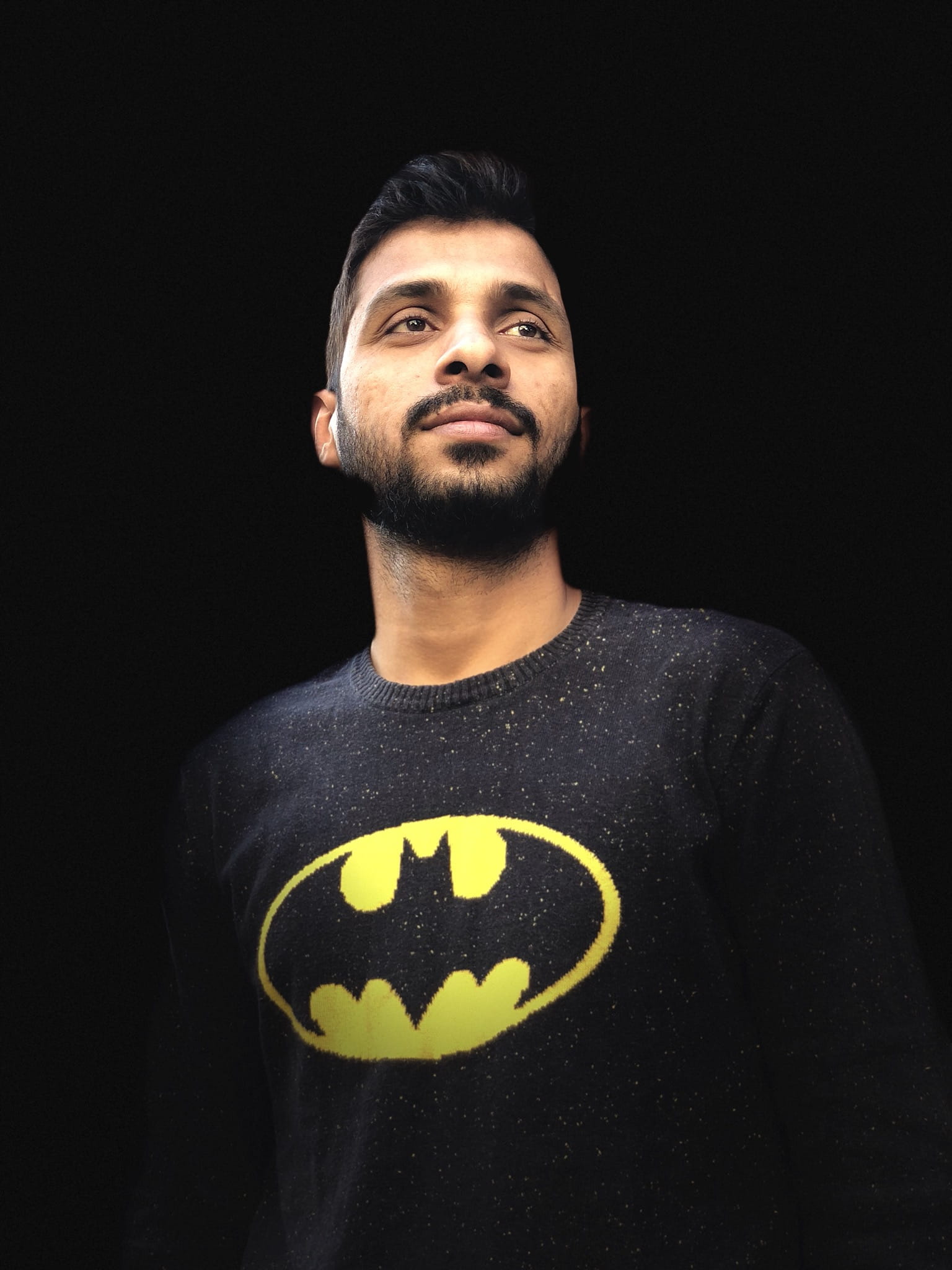 young men, men, potrait, indoors, waist up, lifestyles, one person, iphone, casual clothing, black background, studio shot, leisure activity, lights, front view, Phone HD Wallpaper