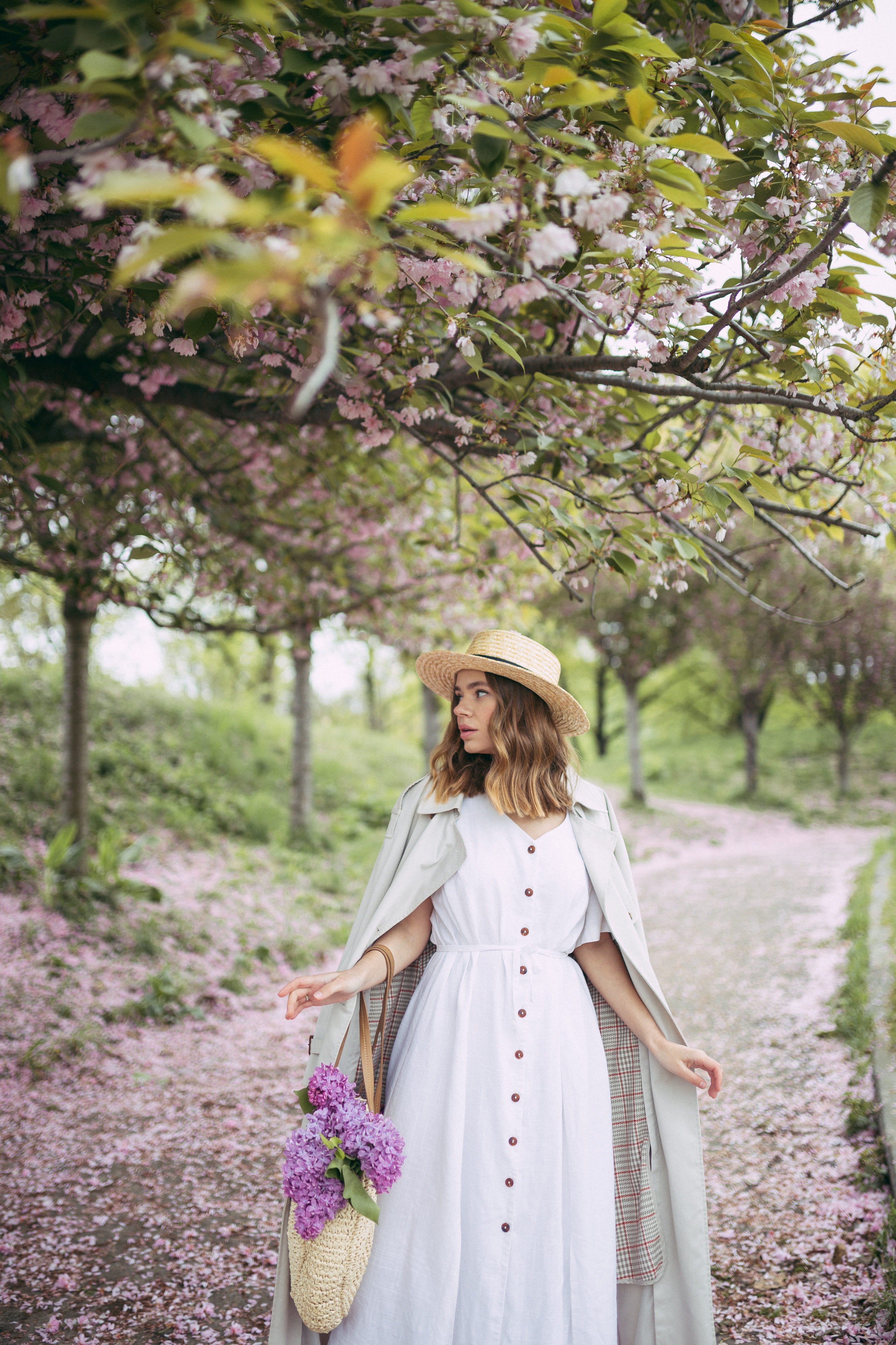bouquet, flower arrangement, outdoors, human, nature, parisienne, accessories, vintage, adult, coat, front view, flowering plant, clothing, bride, newlywed, Phone HD Wallpaper
