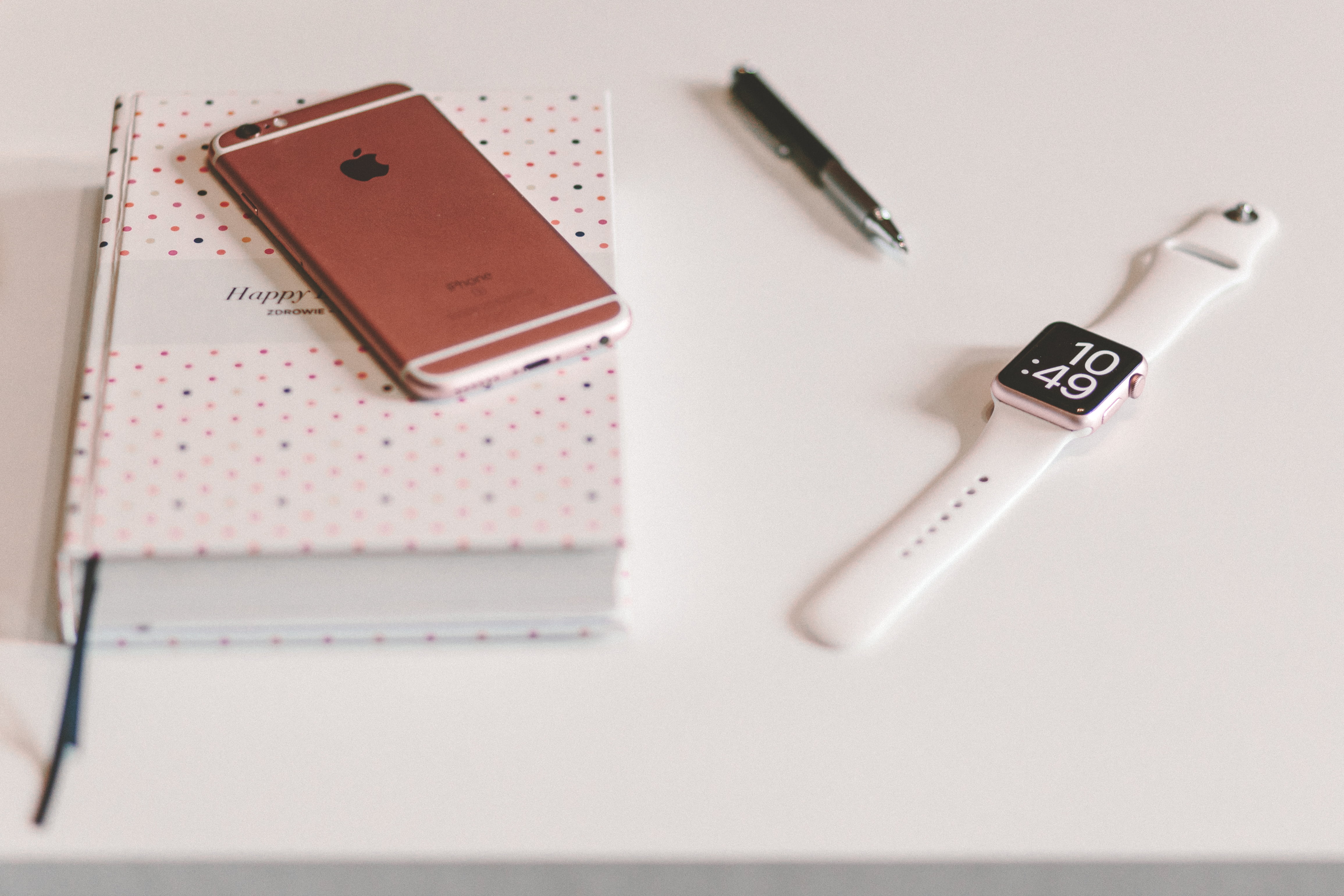 razor, western script, communication, book, studio shot, watch, beside, top, aluminum, technology, black, still life, mobile, apple, desk, no people, table, HD Wallpaper