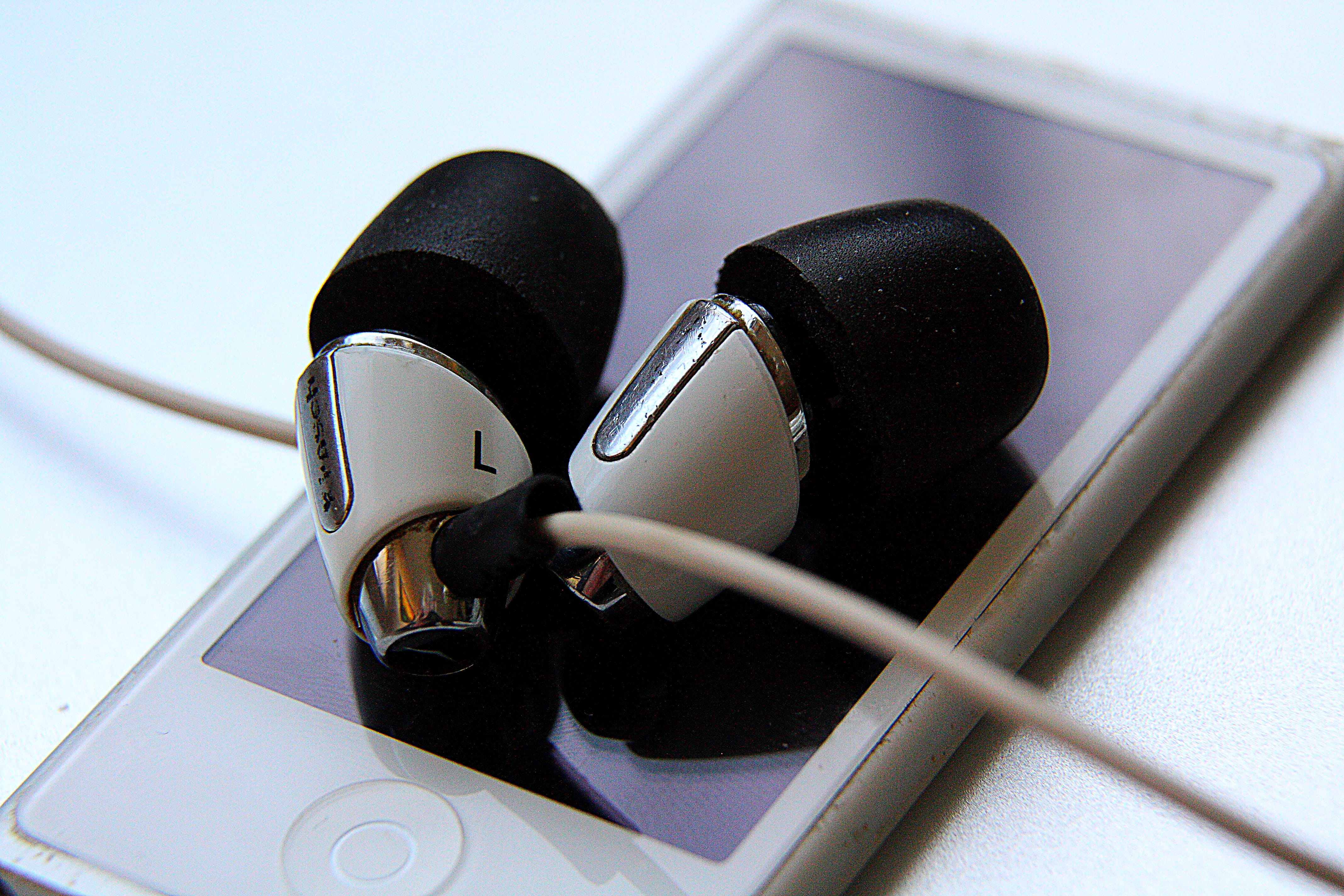 in-ear headphones, arts culture and entertainment, high angle view, sound, listen to music, audio, close-up, listening, communication, computer, connection, HD Wallpaper