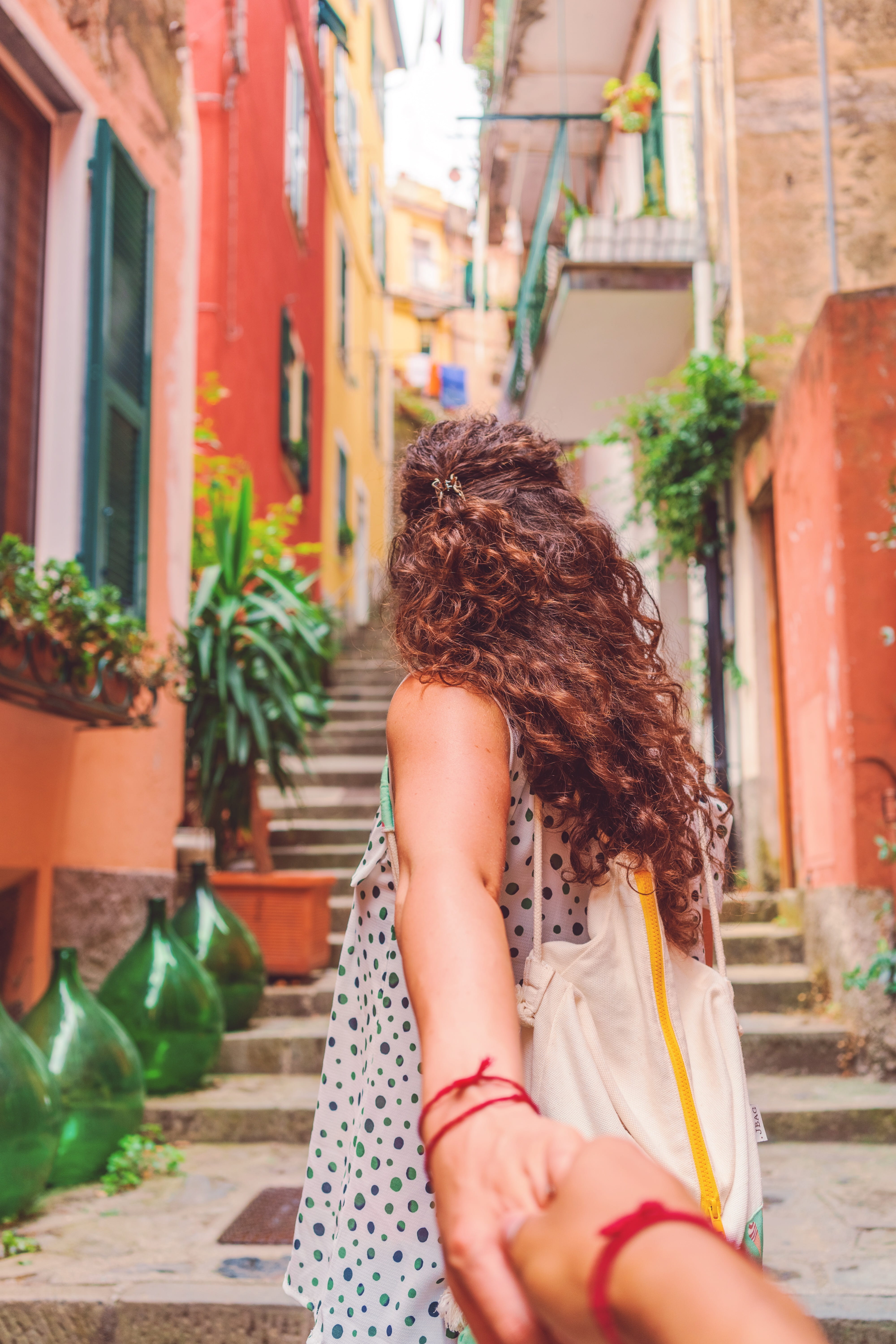 beside, daytime, steps, color, gray, one person, mediterranean, sitting, colorful, lifestyles, real people, 5K, hairstyle, brown hair, alley, built structure, Phone HD Wallpaper