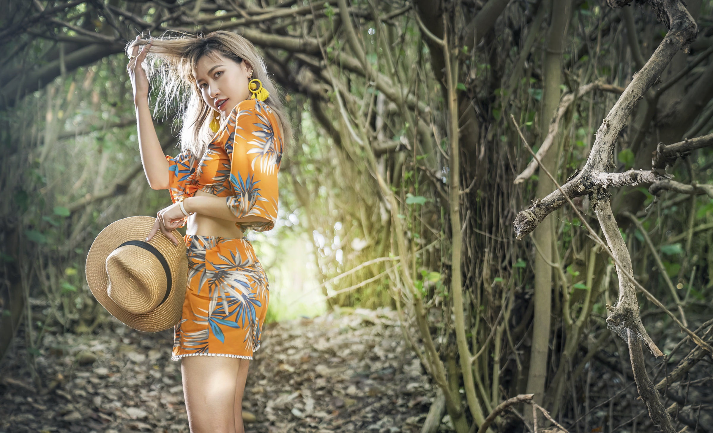 1080P, plants, outdoors, women with hats, dyed hair, women outdoors, straw hat, women, model, standing, earring, hair pulling, Asian, hat, looking at viewer, HD Wallpaper