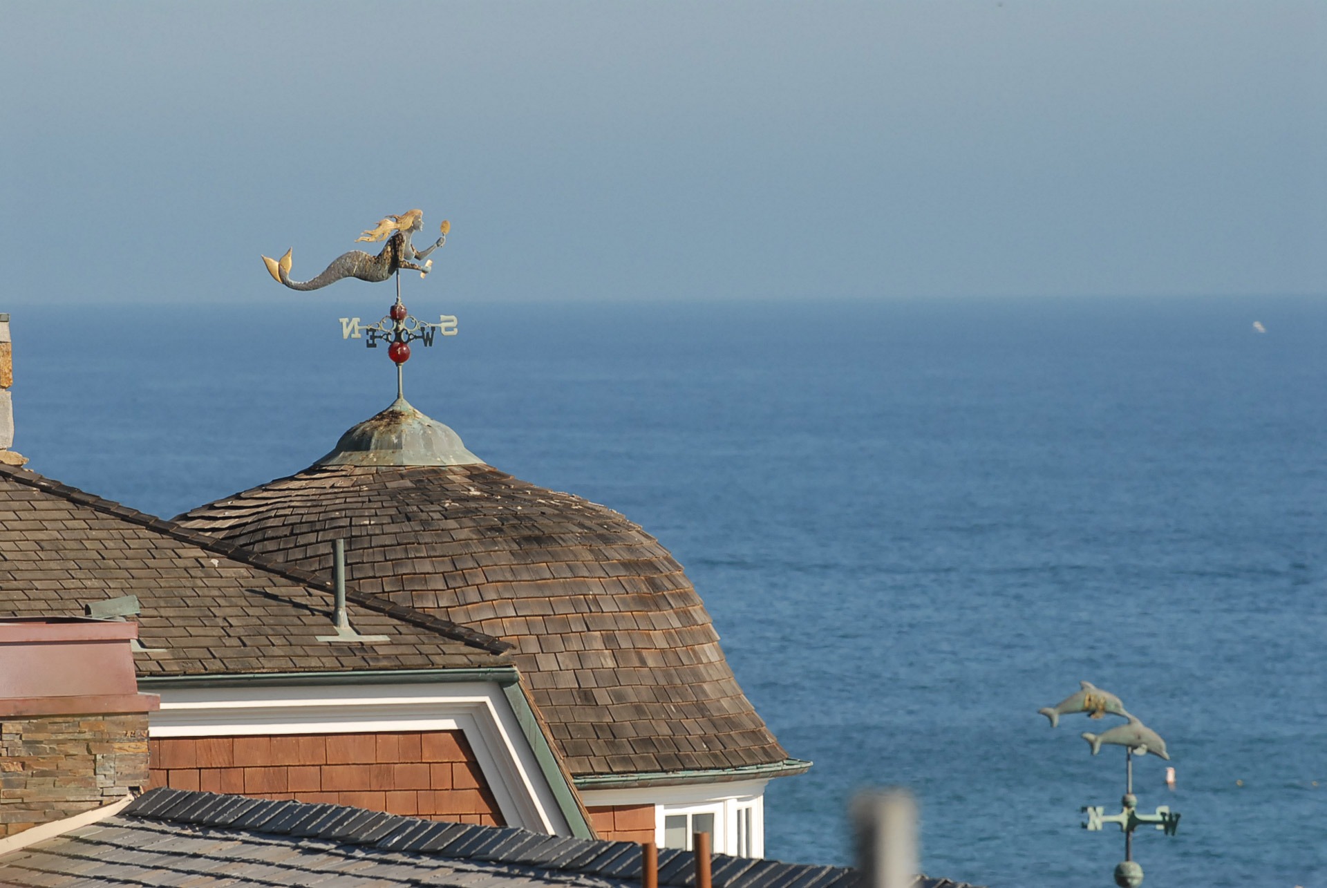 animal themes, weather vane, clear sky, california, sky, roof, mermaid, seagull, nature, water, weathercock, 1080P, building exterior, outdoors, sea, building, HD Wallpaper