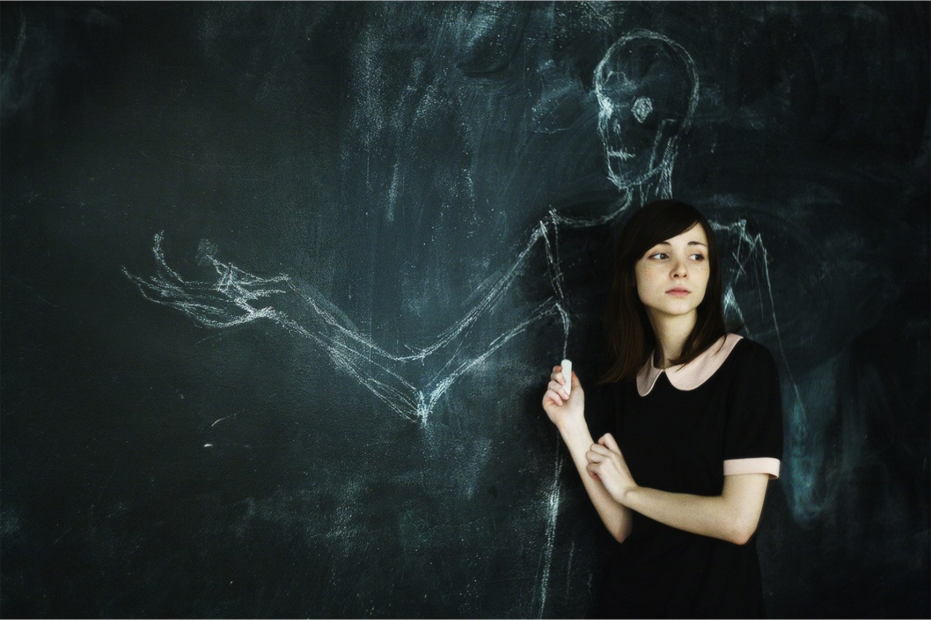 1080P, chalk, Russian women, Katya Lischina, schoolgirl, blackboard, looking away, Russian Model, chalkboard, women, brunette, HD Wallpaper