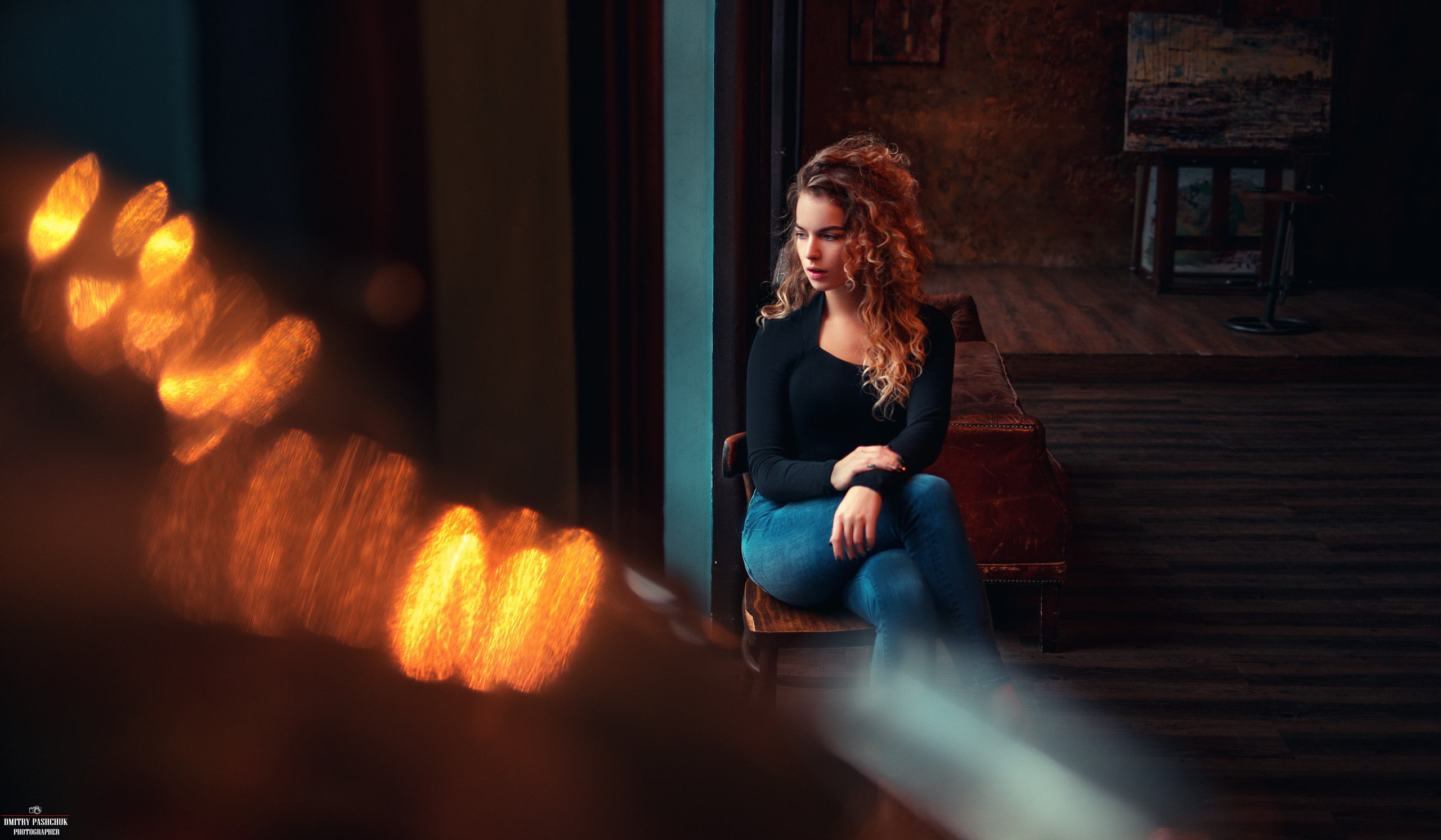 blouse, couch, chair, model, 2K, painting, blonde, brunette, legs crossed, sitting, wooden floor, women, women indoors, jeans, HD Wallpaper