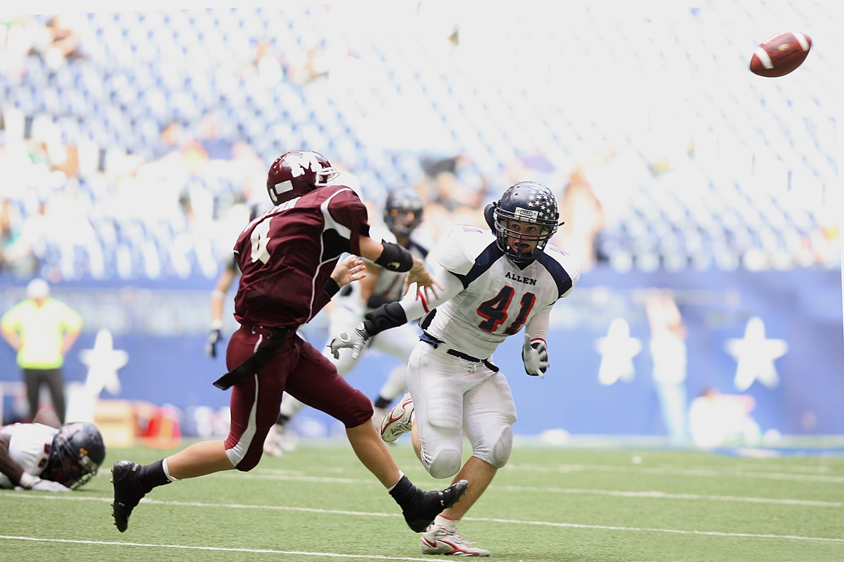 nature, active, 2K, competitive Sport, incidental people, running, defender, real people, pass play, defense, helmet, match - sport, american Football - Sport, HD Wallpaper