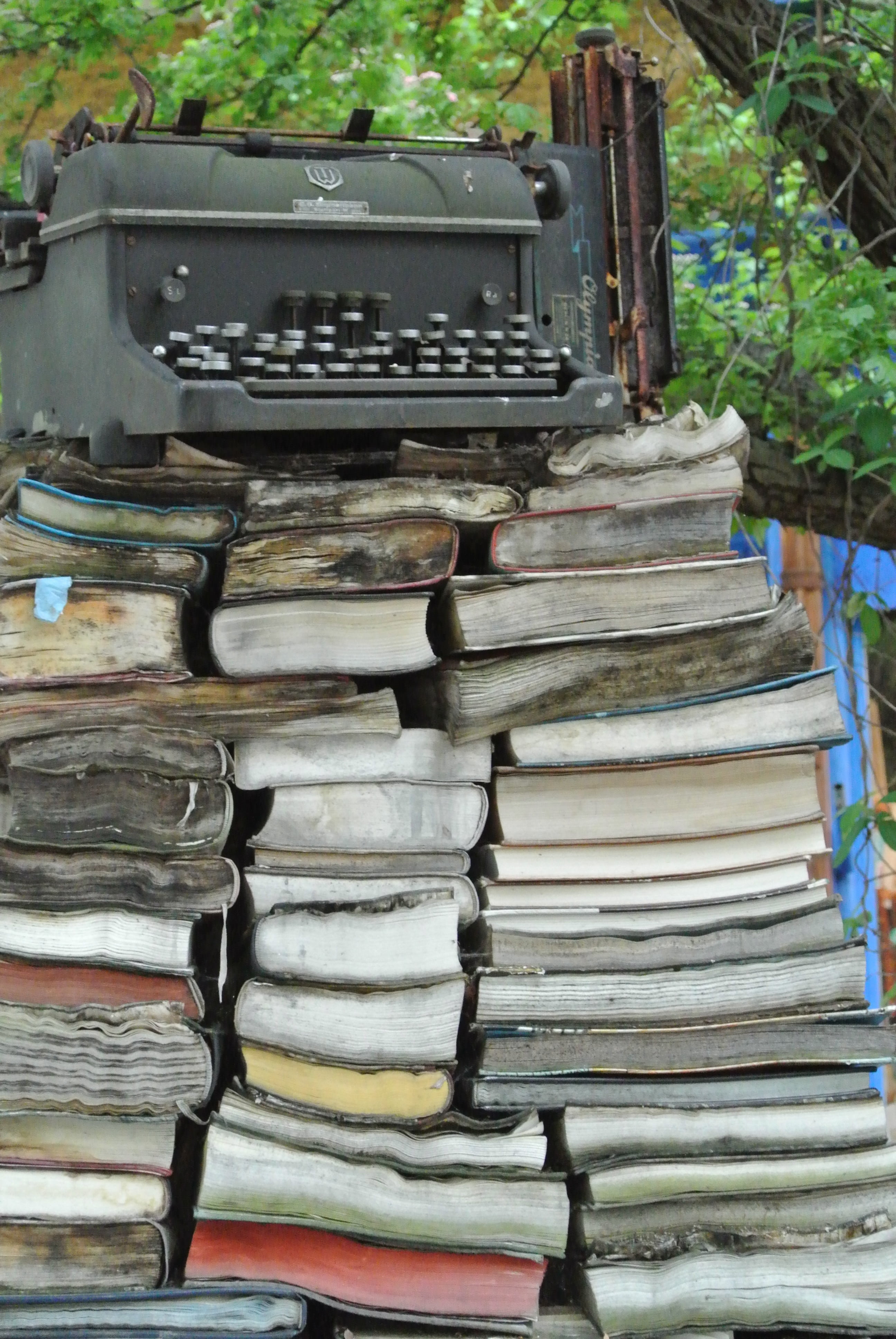 abundance, stack, wood - material, 4K, typewriter, no people, large group of objects, publication, nature, in a row, still life, balance, books, retro, Phone HD Wallpaper