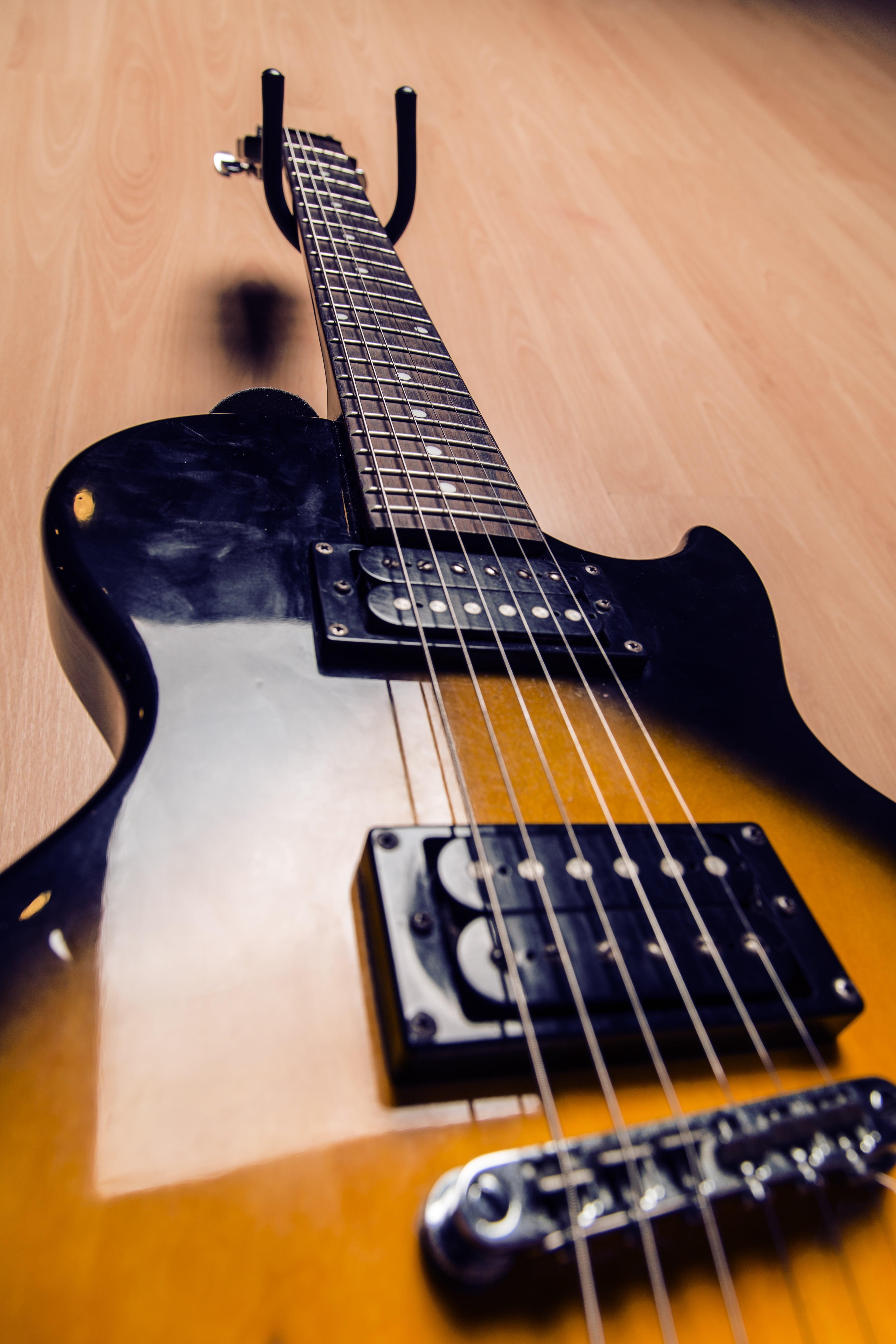 rock, indoors, rock music, bass guitar, musical instrument string, modern rock, arts culture and entertainment, selective focus, electric guitar, guitar, Phone HD Wallpaper