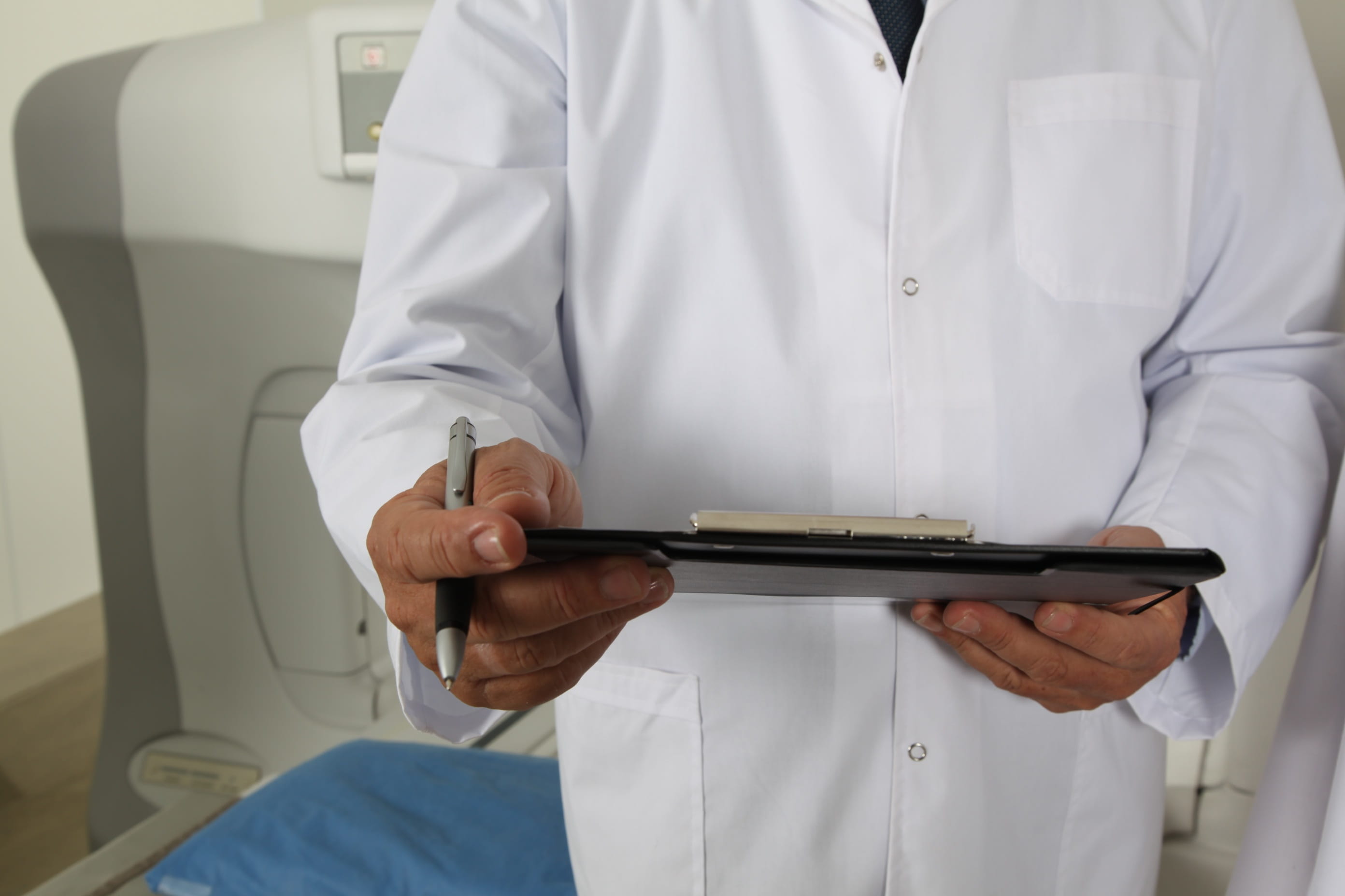 hospital, tomograph, midsection, pen, black, expertise, one person, analysis, white, clothing, healthcare and medicine, injection, wearing, adult, holding, HD Wallpaper