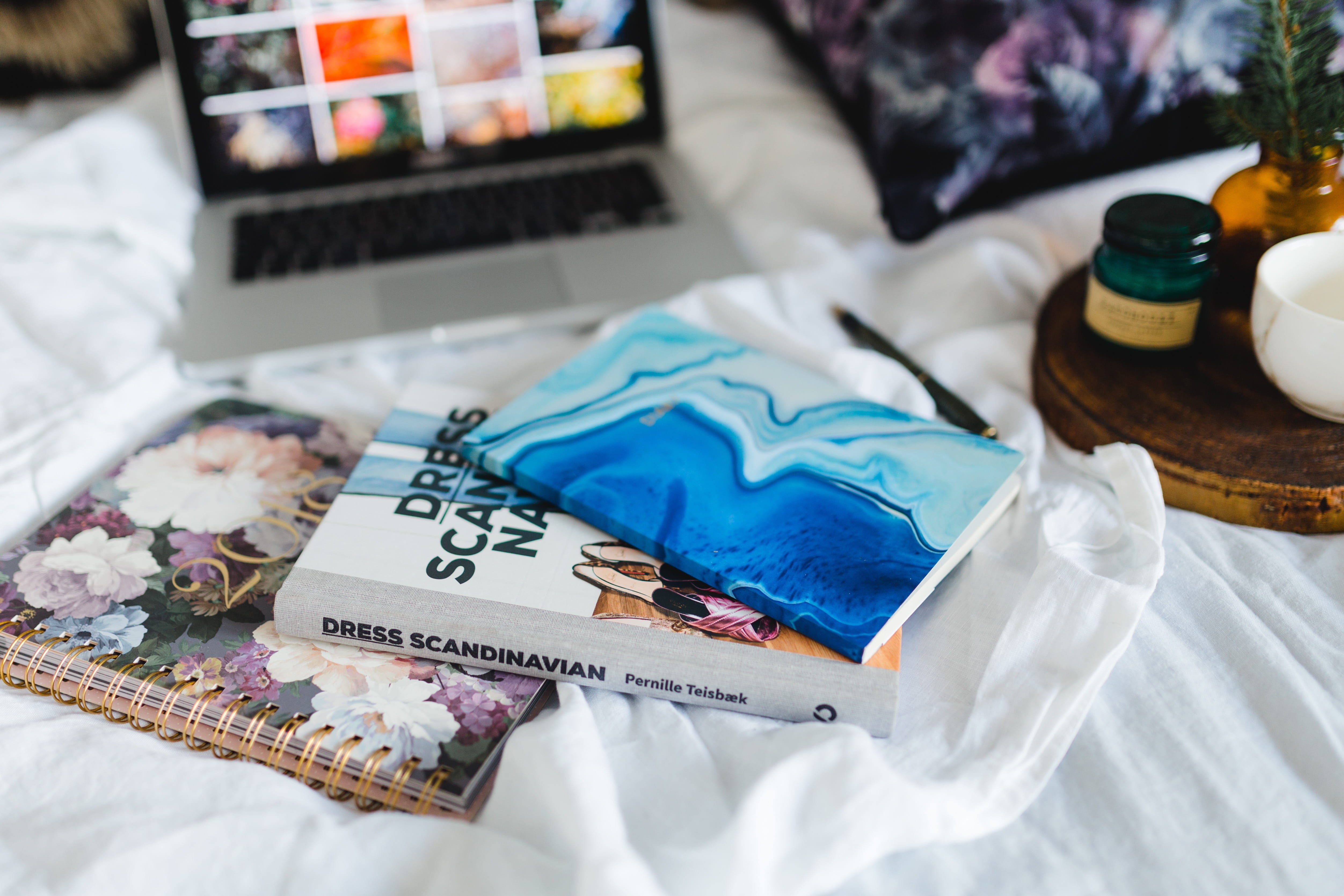 calendar, gadgets, domestic room, pillows, notebooks, multi colored, selective focus, no people, computer, diary, textile, text, container, magazines, apple, HD Wallpaper