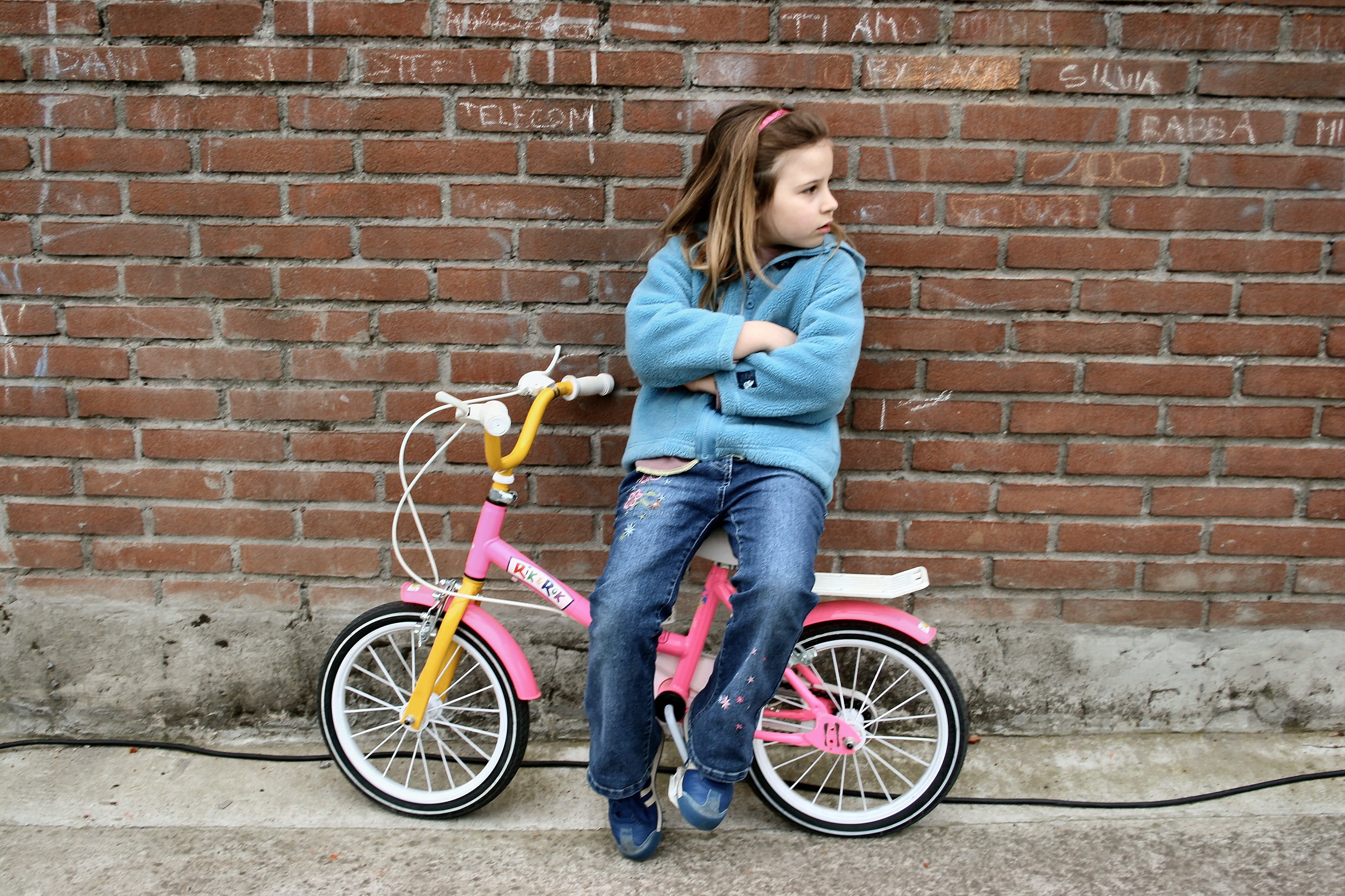 outdoors, wall, wall - building feature, parents, teenager, sitting, outdoor, road, casual clothing, adolescence, architecture, female, full length, race, HD Wallpaper
