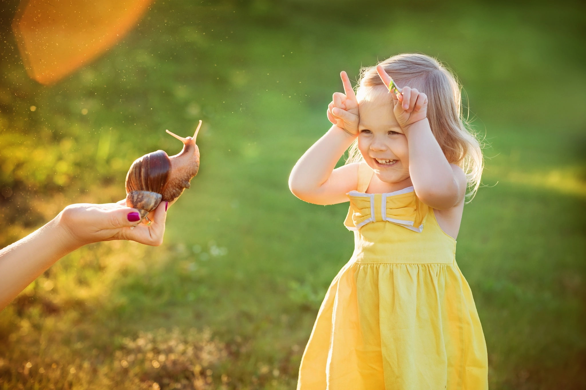 girl, hand, joy, dress, horns, baby, 1080P, child, Julia Grafova, snail, summer, HD Wallpaper