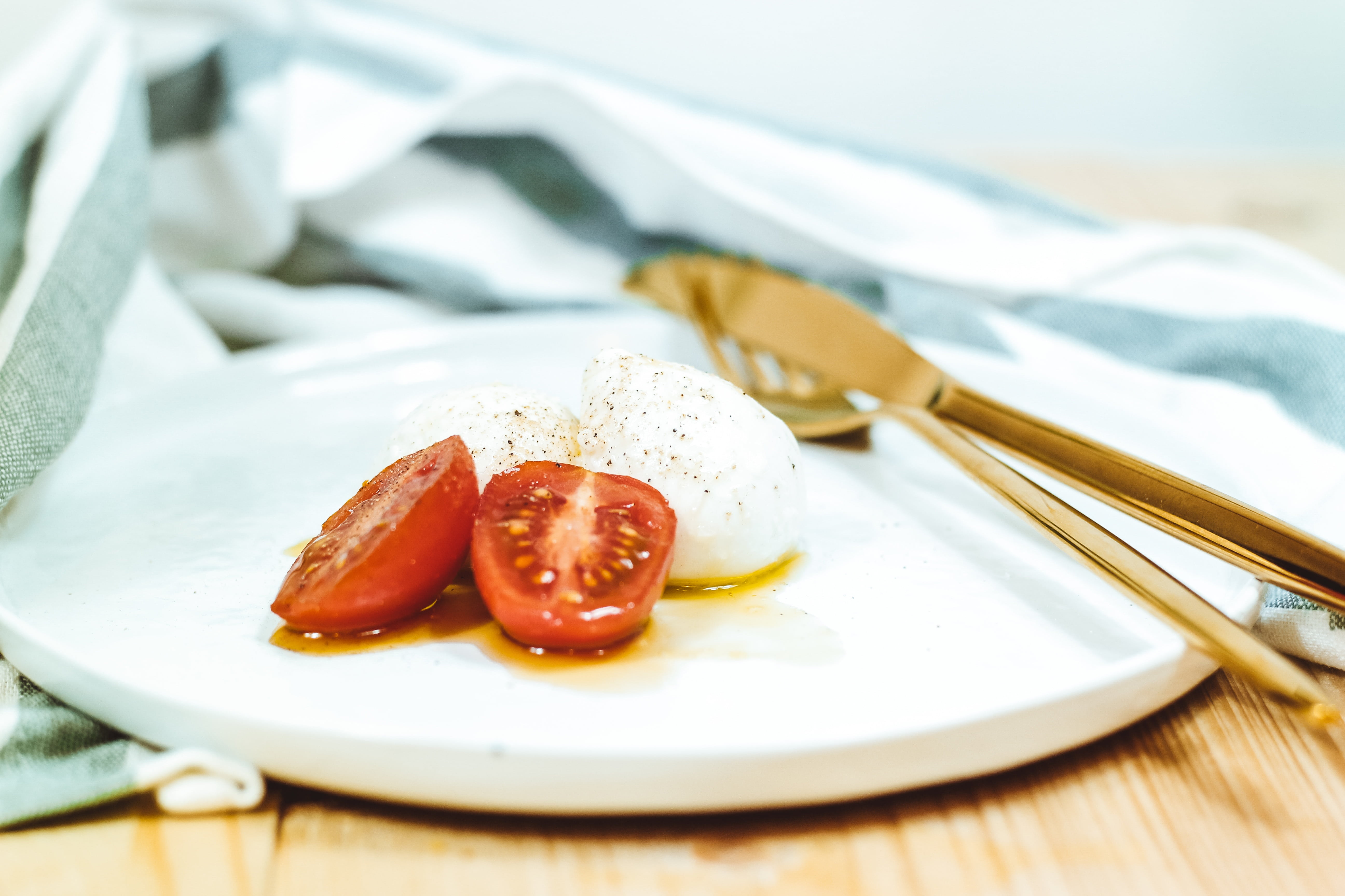 food, napkin, lunch, dinner, healthy eating, tomato, plate, garnish, focus on foreground, wellbeing, dish, freshness, red, temptation, kitchen utensil, HD Wallpaper