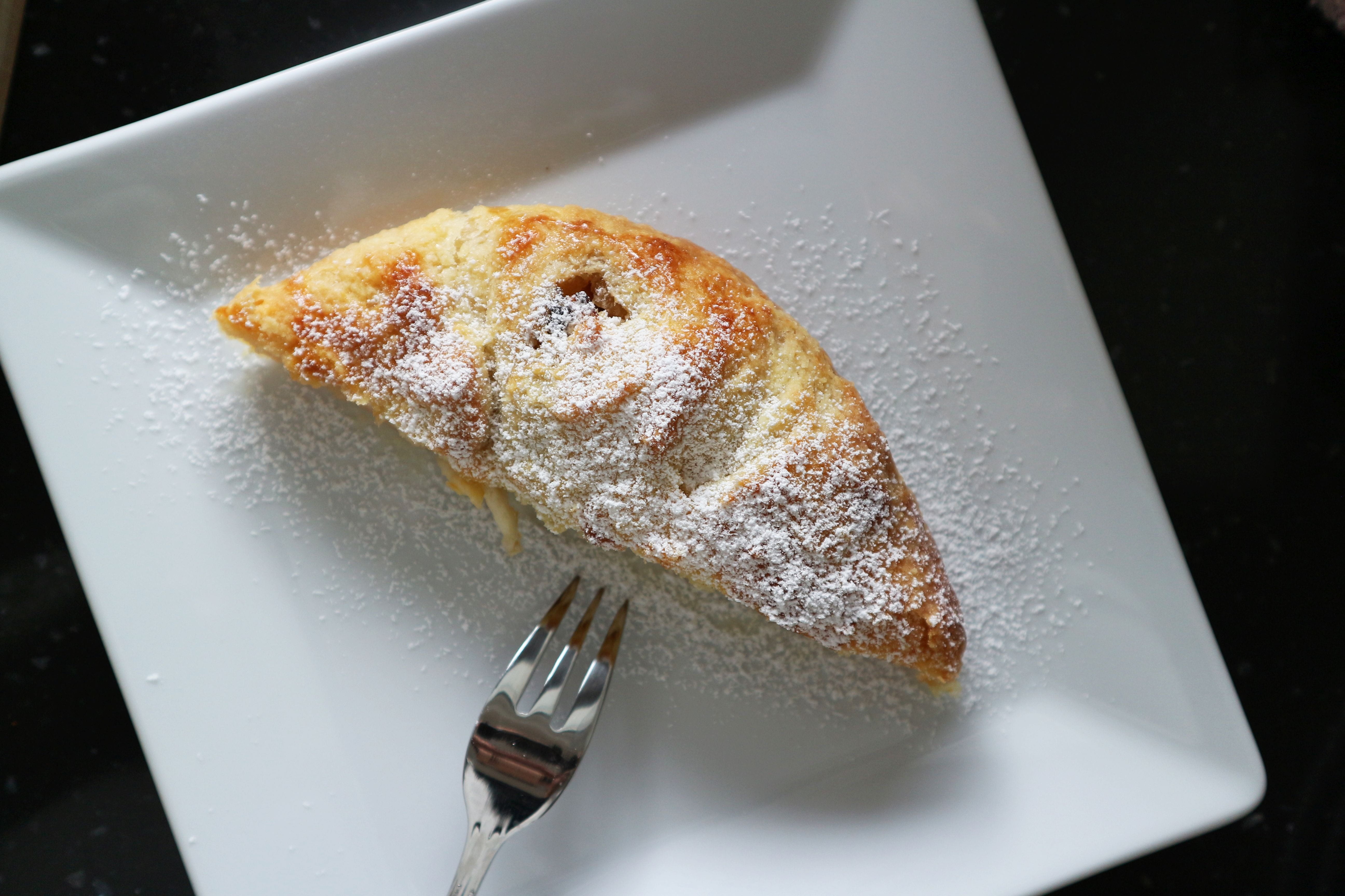 food, slice of cake, sugar, sweet food, no people, 5K, apple strudel, freshness, temptation, powdered sugar, dessert, indoors, french food, baked, indulgence, HD Wallpaper