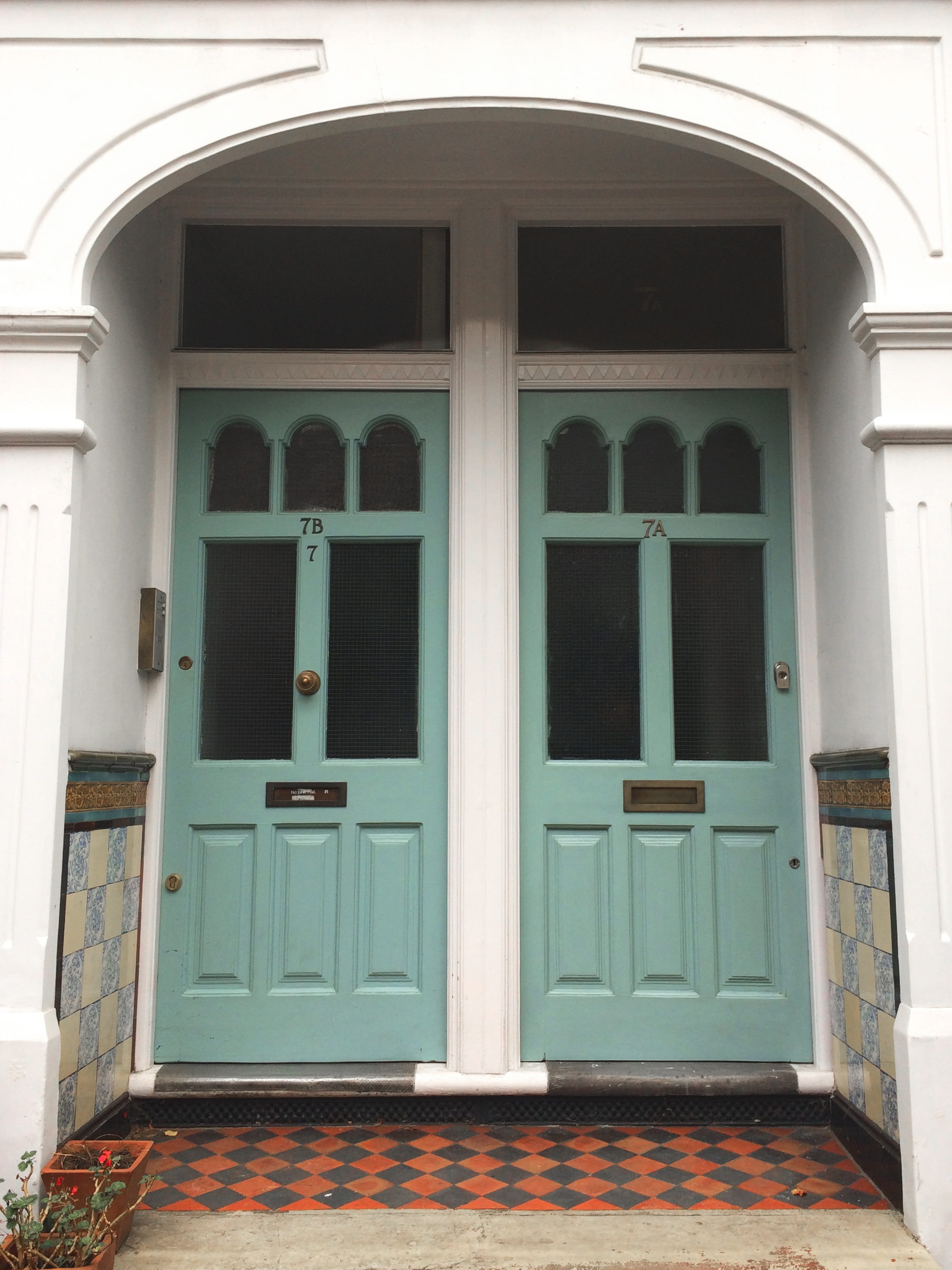 residential district, style, front, building exterior, green, wood - material, elegant, outdoors, traditional, blue, Door, white, open, no people, protection, Phone HD Wallpaper