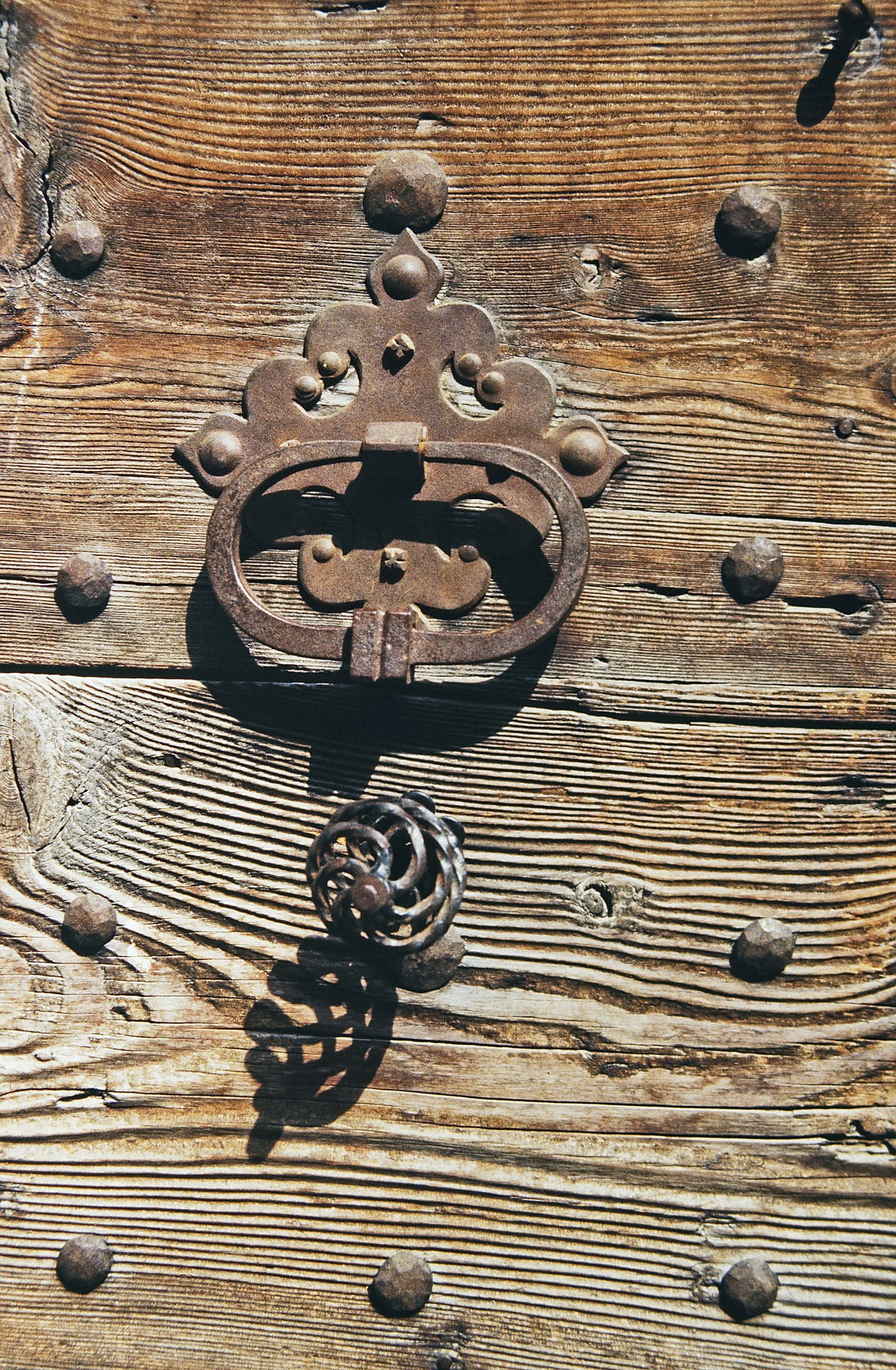 knock, knocker, pattern, ornate, safety, entrance, full frame, no people, old, texture, metallic, close-up, metal, wood, door, backgrounds, day, closed, Phone HD Wallpaper