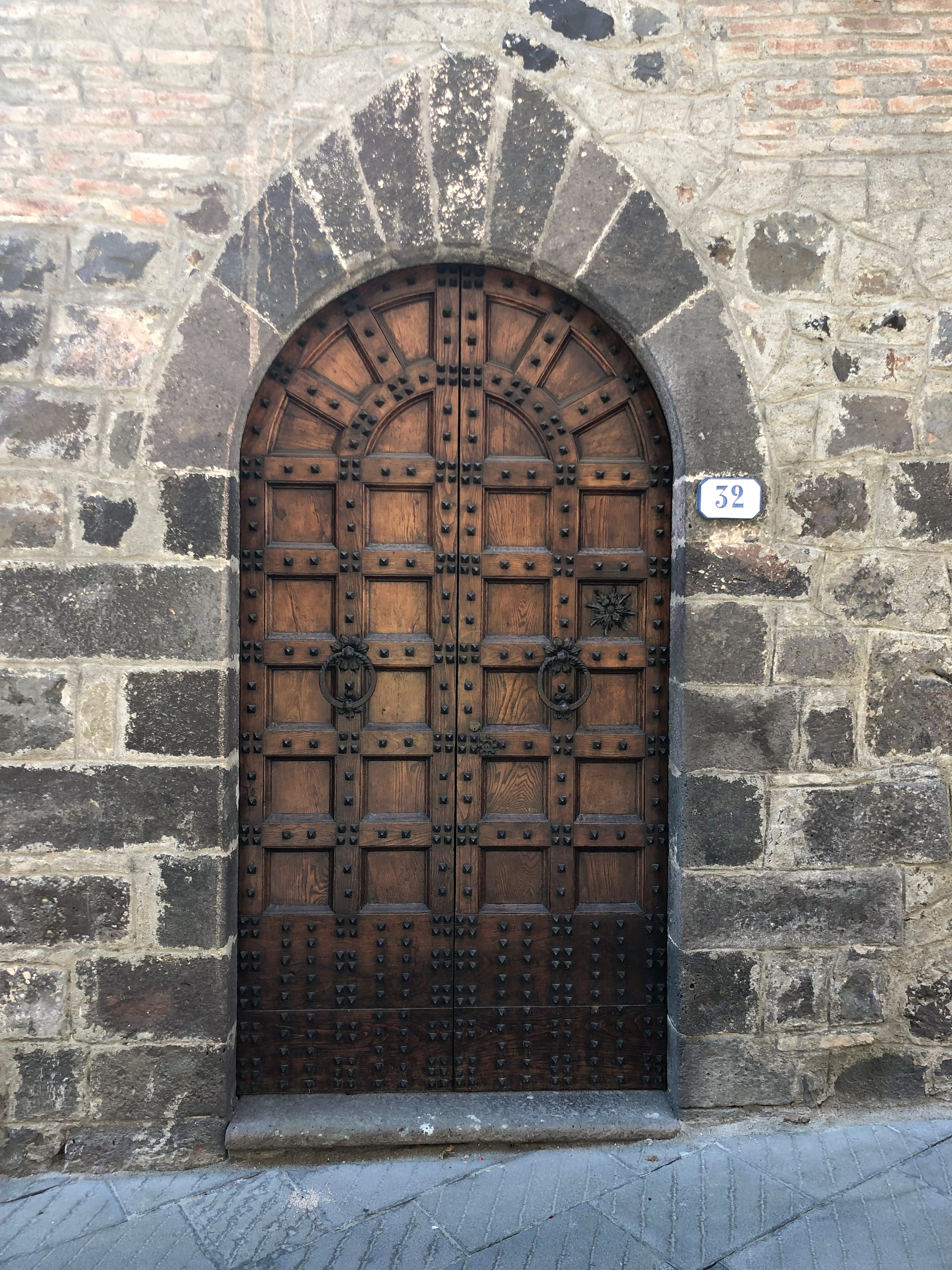 no people, star, old, wall, pavement, built structure, door, arch, val dorcia, curved, outdoors, radicofani, walkway, sidewalk, safety, window, building, Phone HD Wallpaper