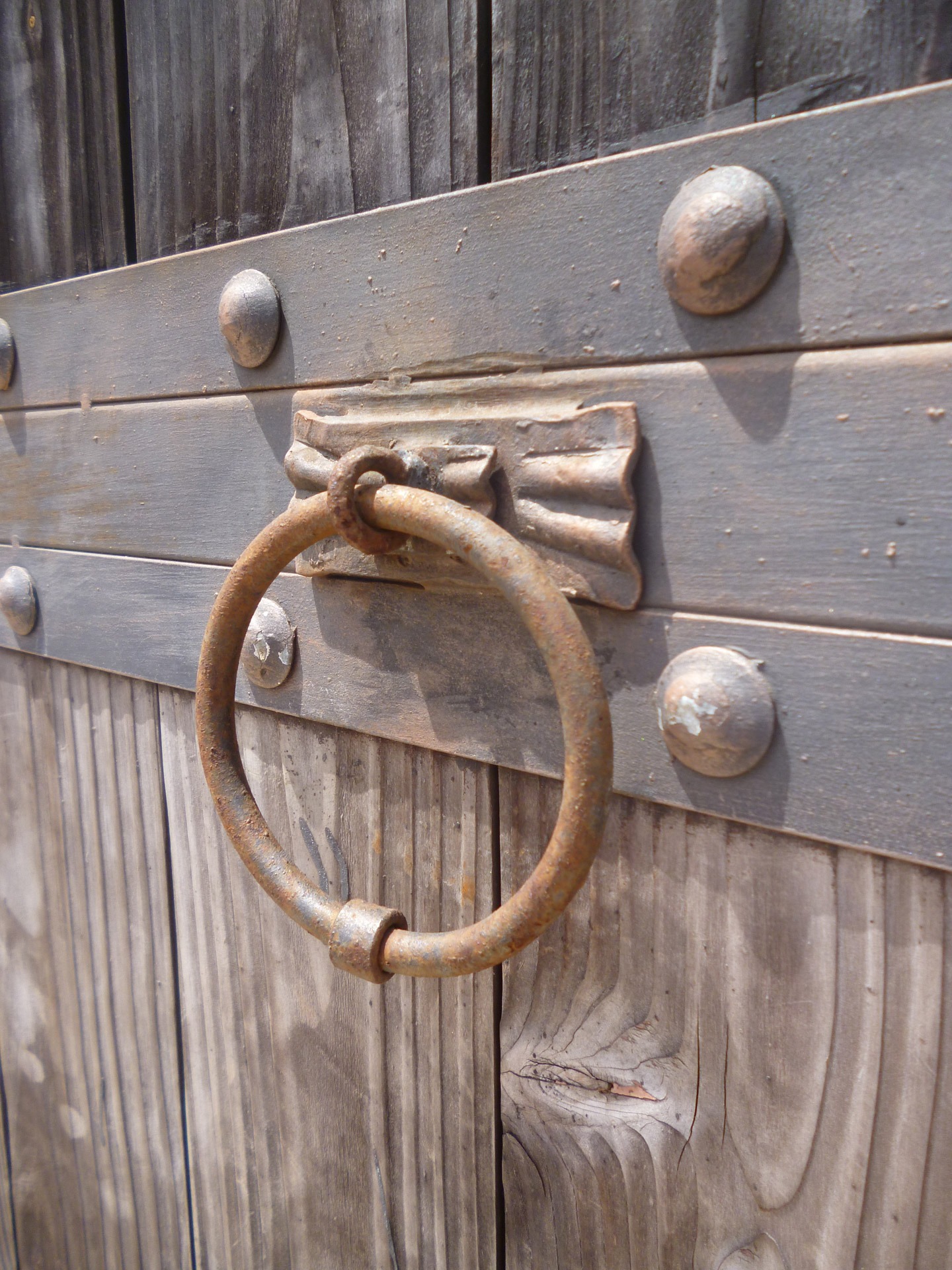 security, backgrounds, outdoors, wood - material, metal, wood, knocker, pattern, day, gate, door knocker, closed, no people, ornate, safety, carving, latch, Phone HD Wallpaper