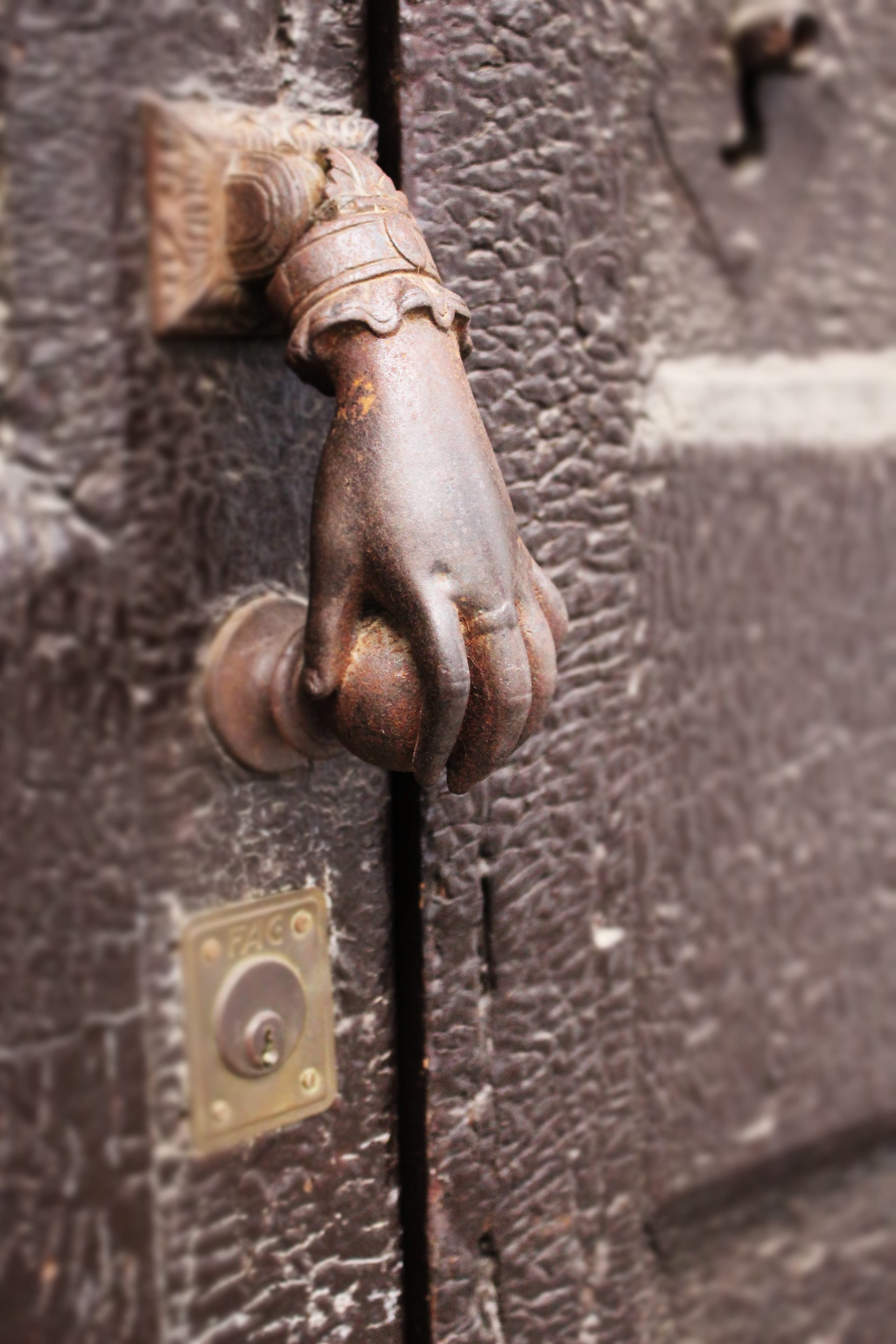 house, entrance, wood - material, knock, human body part, lock, hold, selective focus, close-up, day, door, wall - building feature, luckašnytr, outdoors, Phone HD Wallpaper