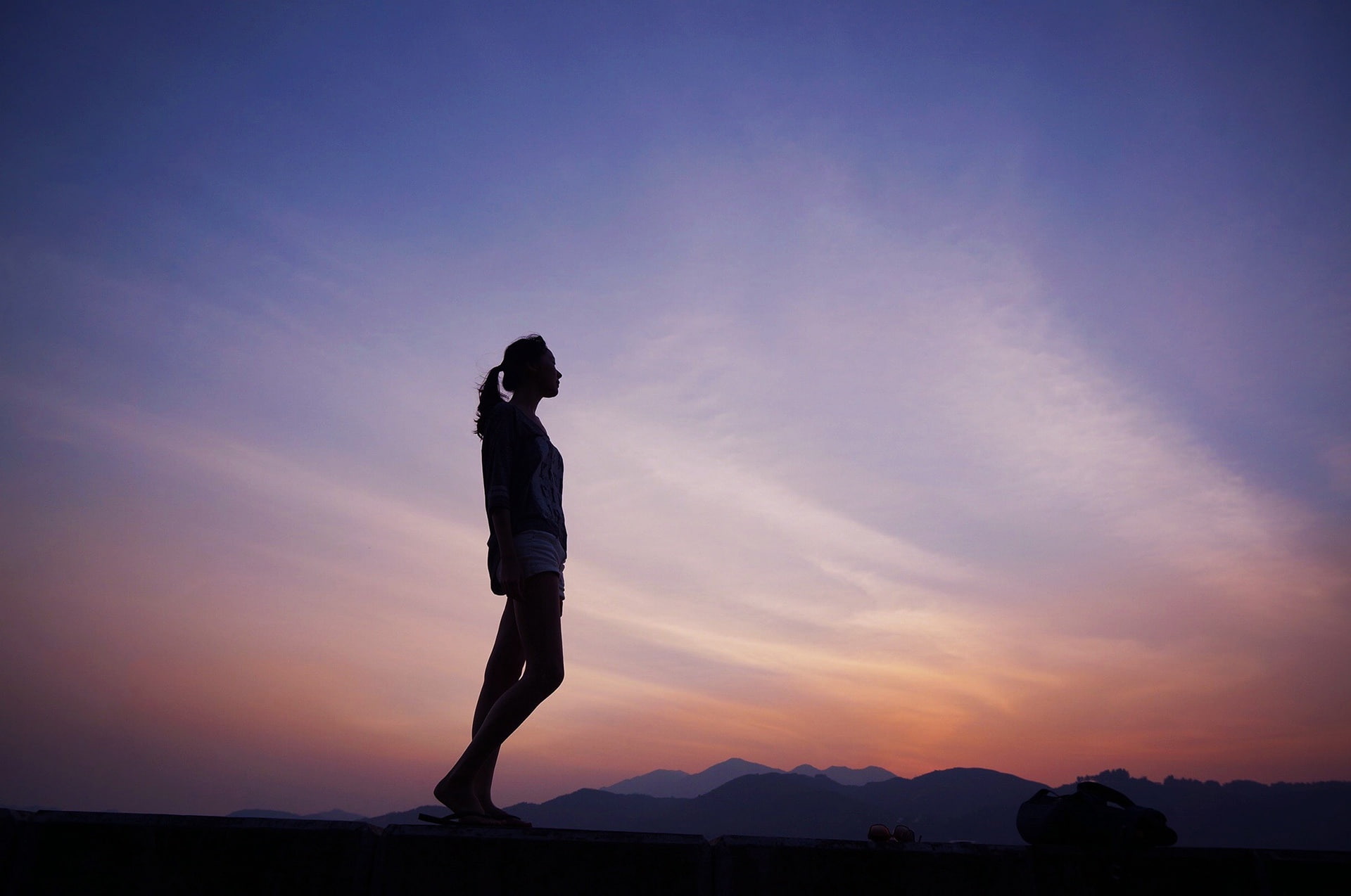 the parapet, the evening, silhouette, glasses, the sky, landscape, girl, mountains, sunset, backpack, 1080P, HD Wallpaper