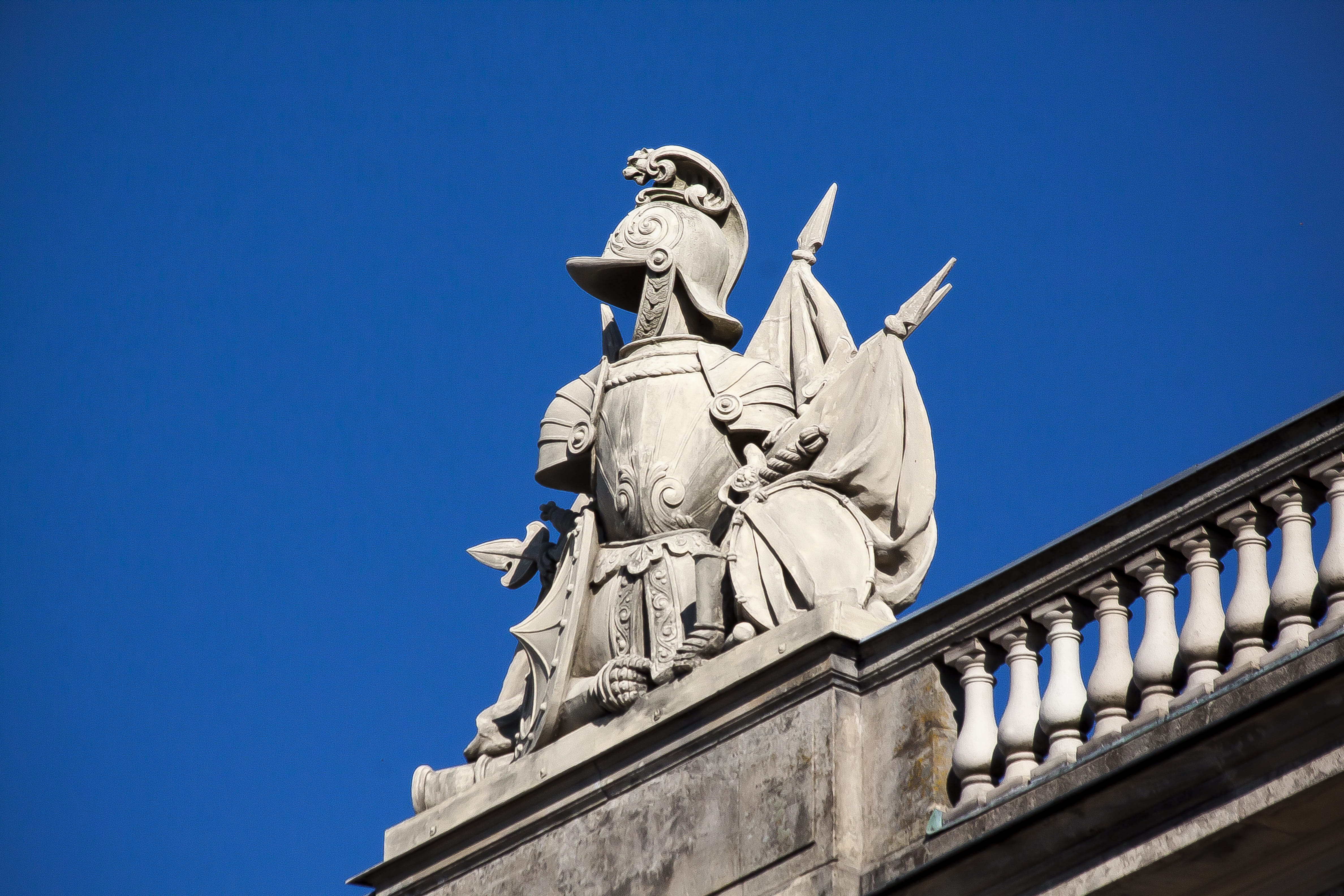 day, architecture, representation, 4K, knight helmet, flag, ornate, sculpture, blue, low angle view, outdoors, the past, harnisch, protection, clear sky, HD Wallpaper