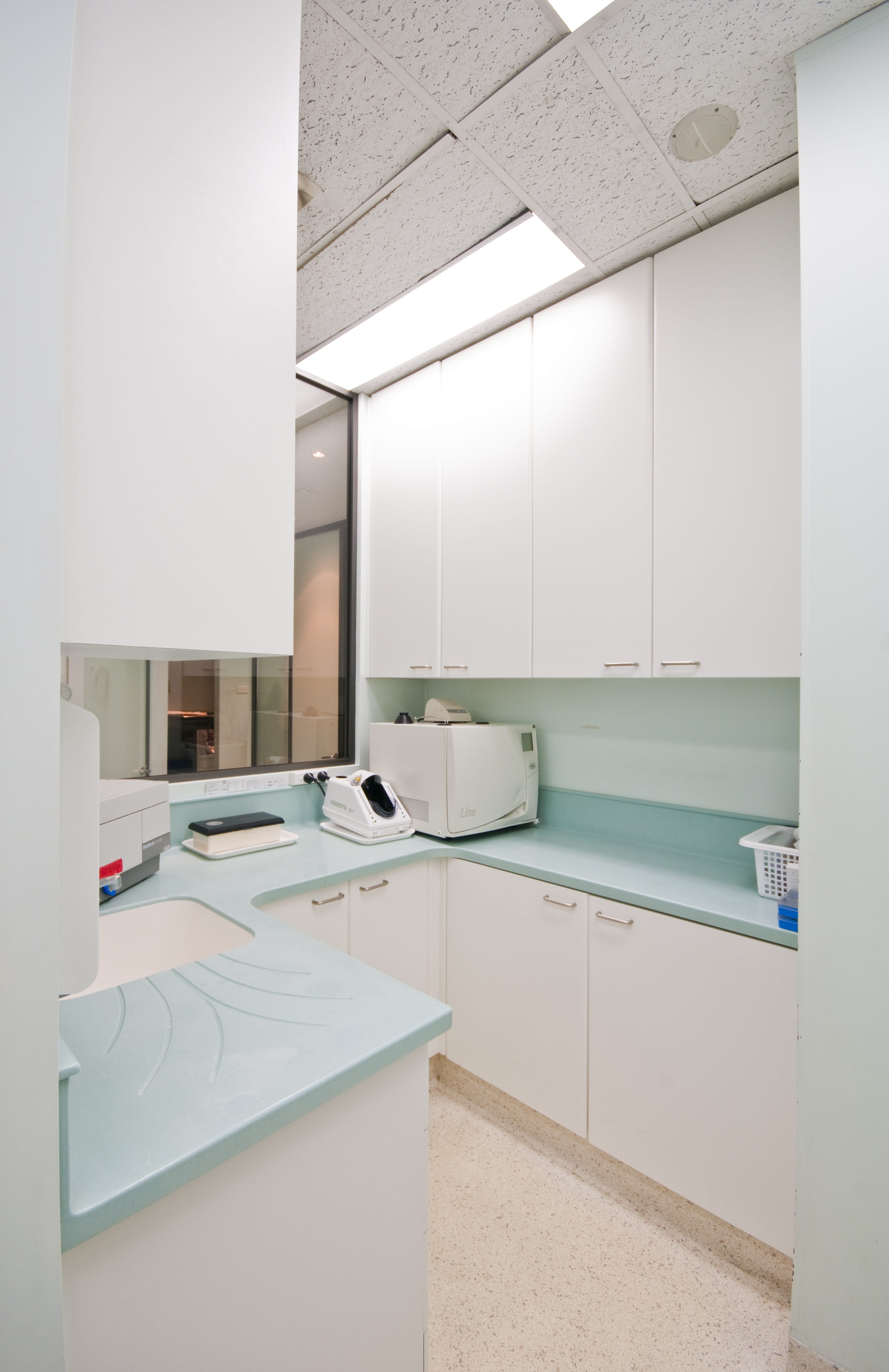 sterilisation room, kitchen, domestic room, home, sink, dentist office, domestic kitchen, furniture, indoors, window, household equipment, white color, Phone HD Wallpaper