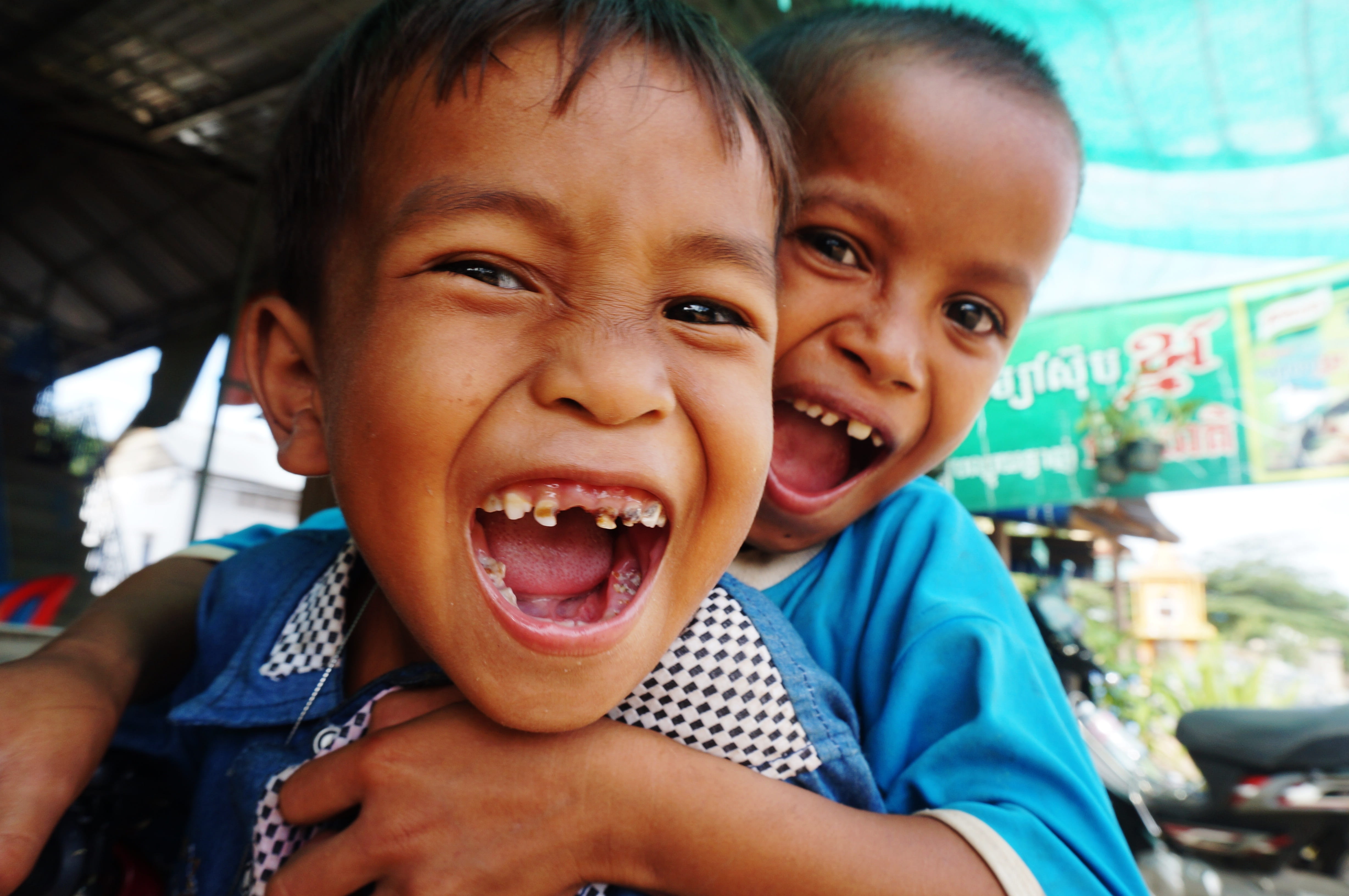 looking at camera, childhood, emotion, 4K, innocence, smile, smiling, headshot, front view, decay, males, cute, two, happiness, tooth, volunteer, Cambodia, HD Wallpaper
