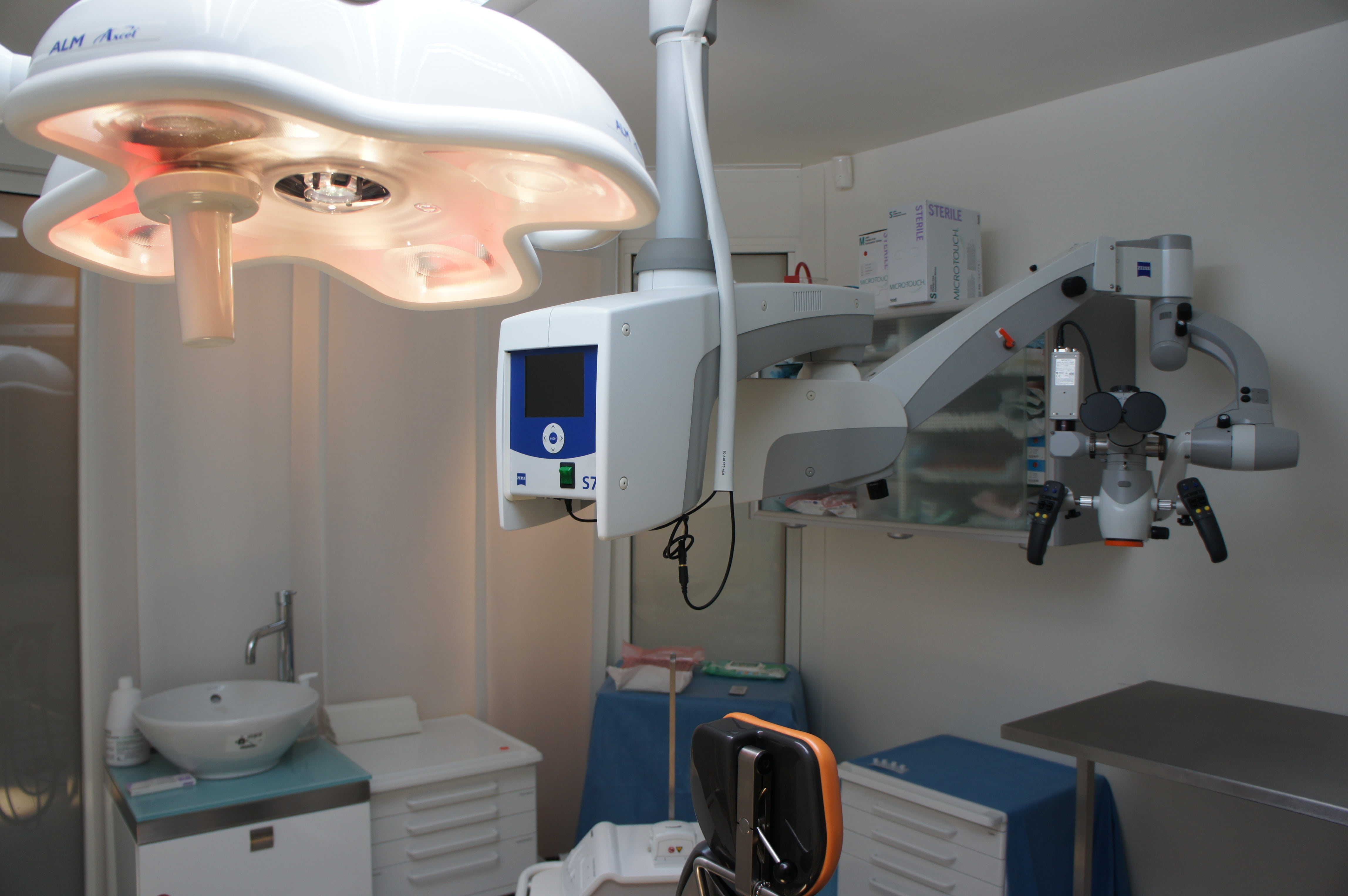 technology, science, illuminated, no people, operating room, hygiene, white color, dentist, surgical block, care, blue, medical equipment, occupation, bed, HD Wallpaper