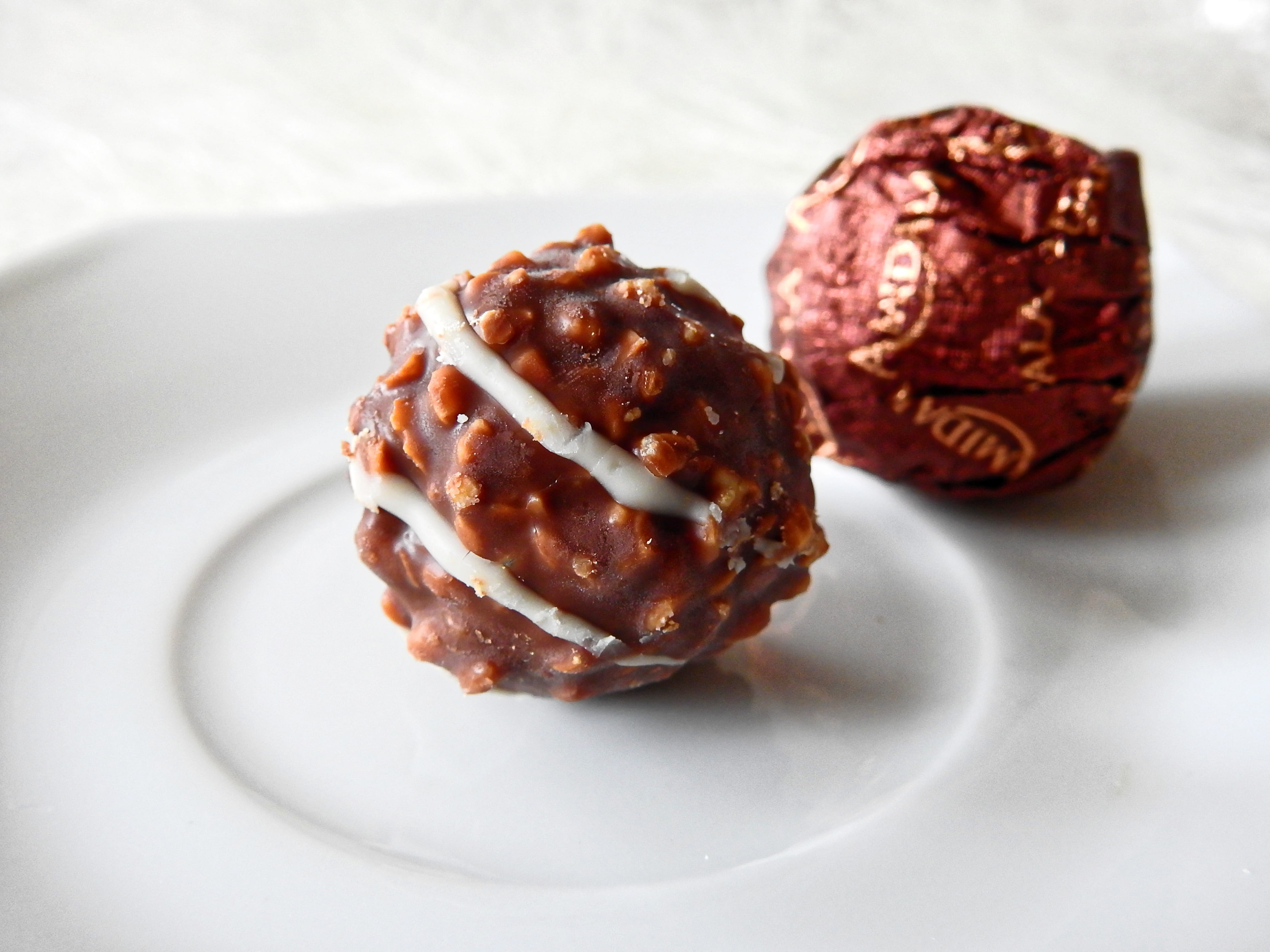 freshness, Sweetness, 4K, plate, still life, temptation, sweet, eat, table, Praline, food, indoors, dental caries, sweet food, dessert, Nibble, close-up, HD Wallpaper