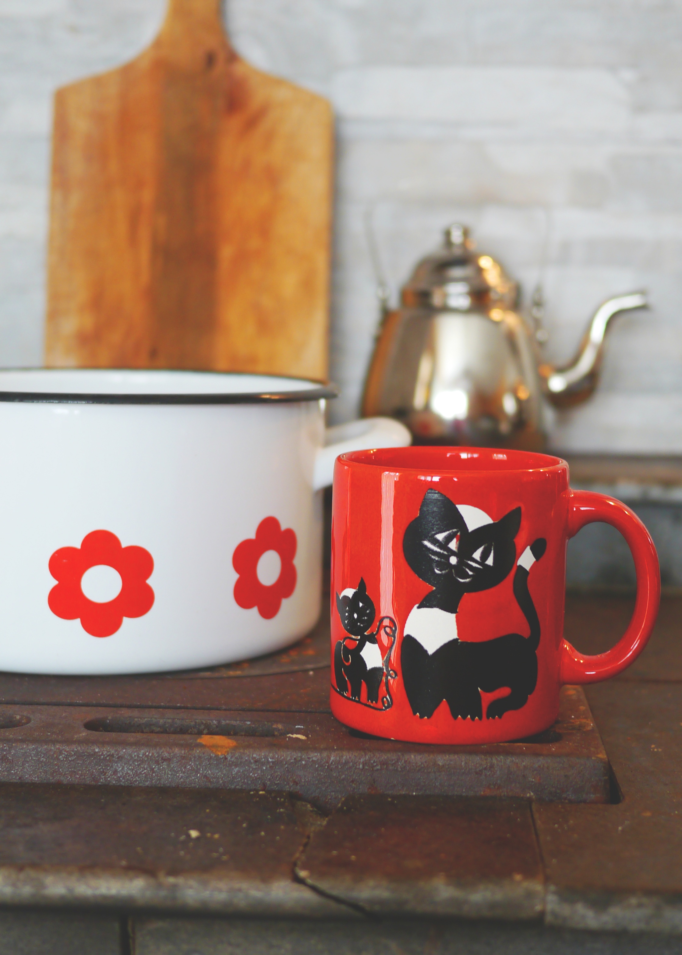 still life, food and drink, cup, drink, cats cup, ceramic, tableware, indoors, focus on foreground, red, design, pot, coffee cup, no people, quaint, crockery, Phone HD Wallpaper