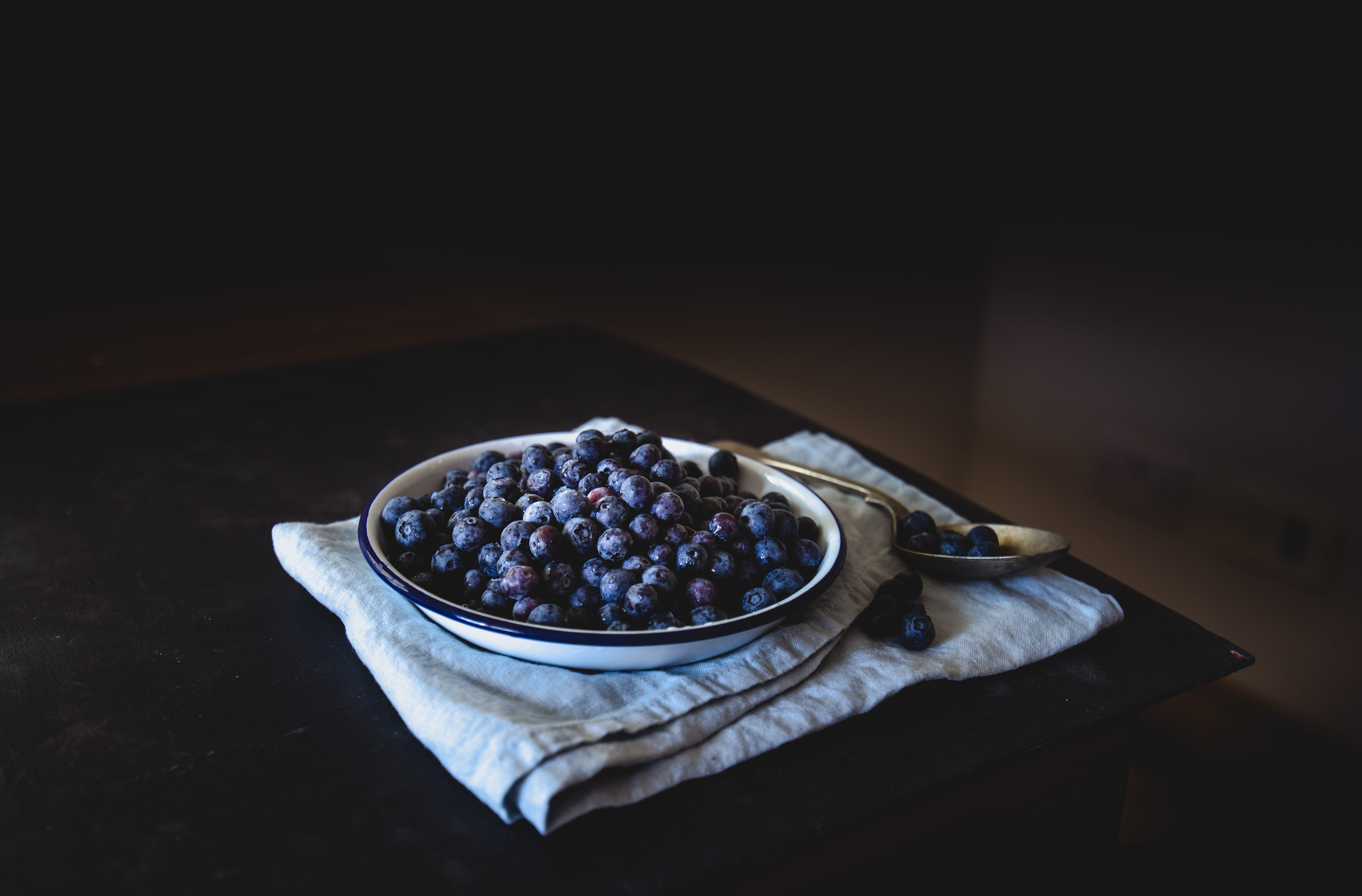 food, berry, blackberry - Fruit, breakfast, spoon, enamel, ripe, bowl, natural, backgrounds, raspberry, rustic, wood - Material, bowl of fruit, black Color, HD Wallpaper