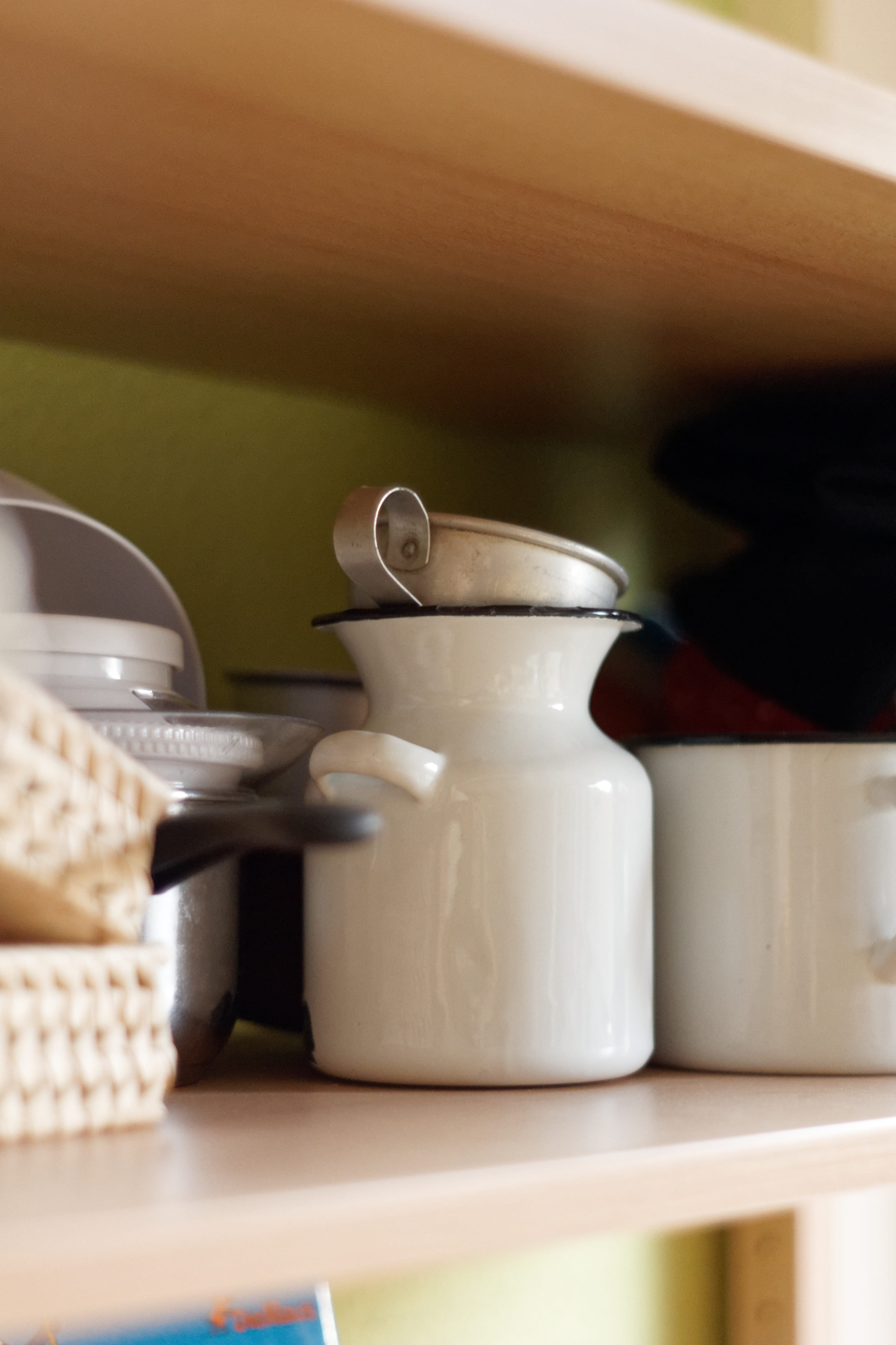 table, 4K, selective focus, refreshment, food, still life, domestic kitchen, indoors, food and drink, kitchen utensil, home, domestic room, appliance, Phone HD Wallpaper