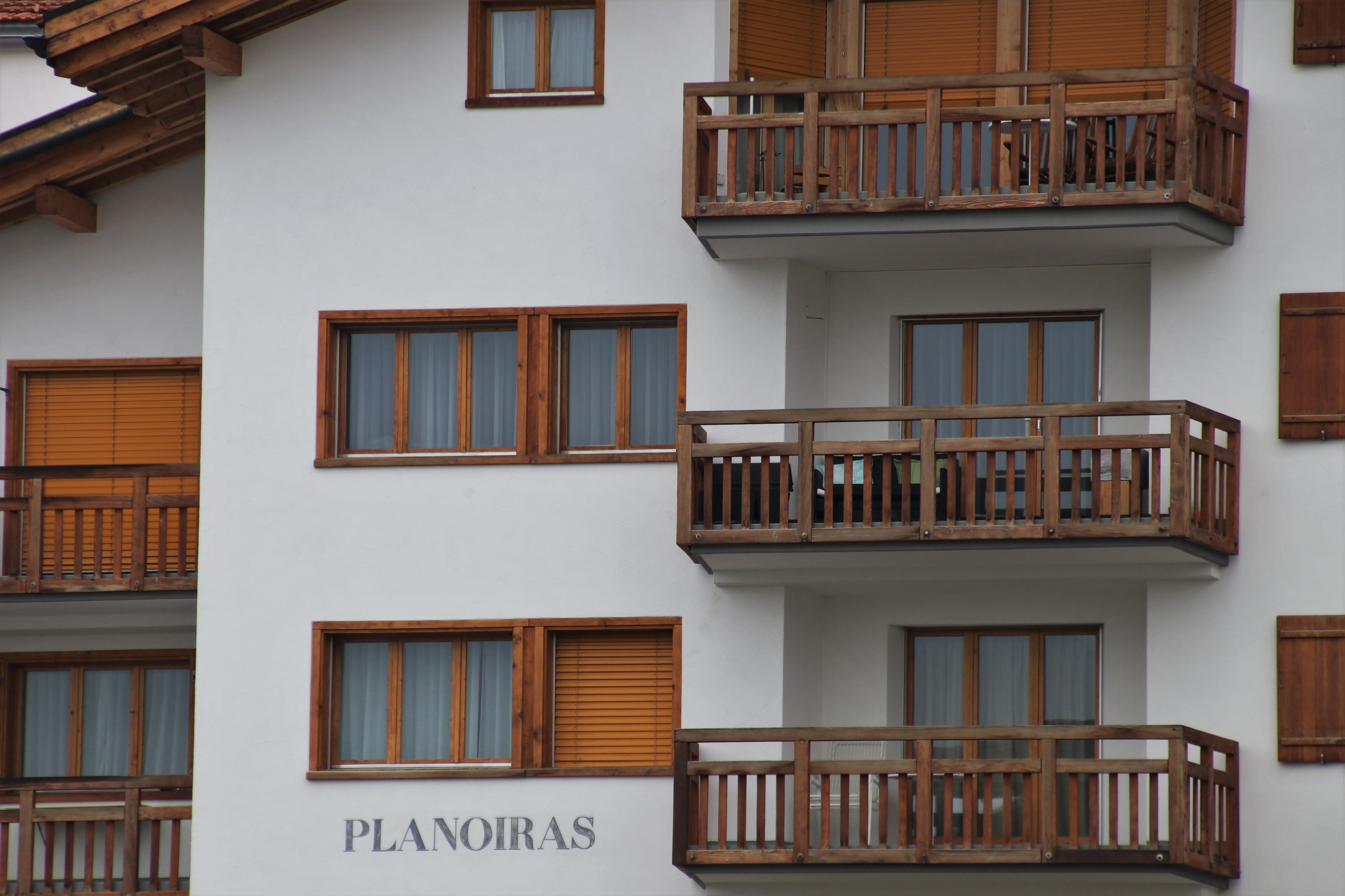 window sill, side by side, wall, alpine, wooden, hotel, day, railing, façades, pattern, residential district, facade, switzerland, text, apartment, glass - material, HD Wallpaper