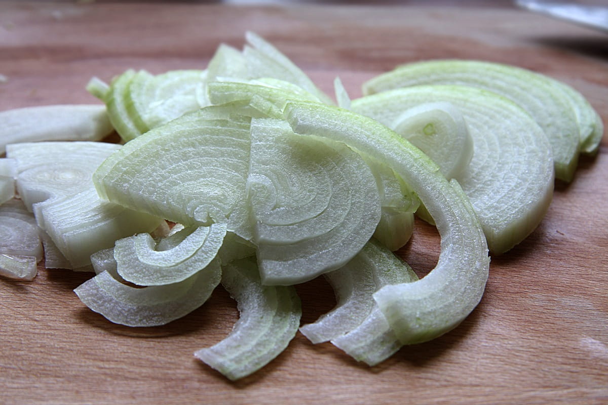 edible, close-up, no people, onions, freshness, green color, Food, Onion Rings, vegetable, focus on foreground, bad breath, indoors, cry, day, cutting board, HD Wallpaper