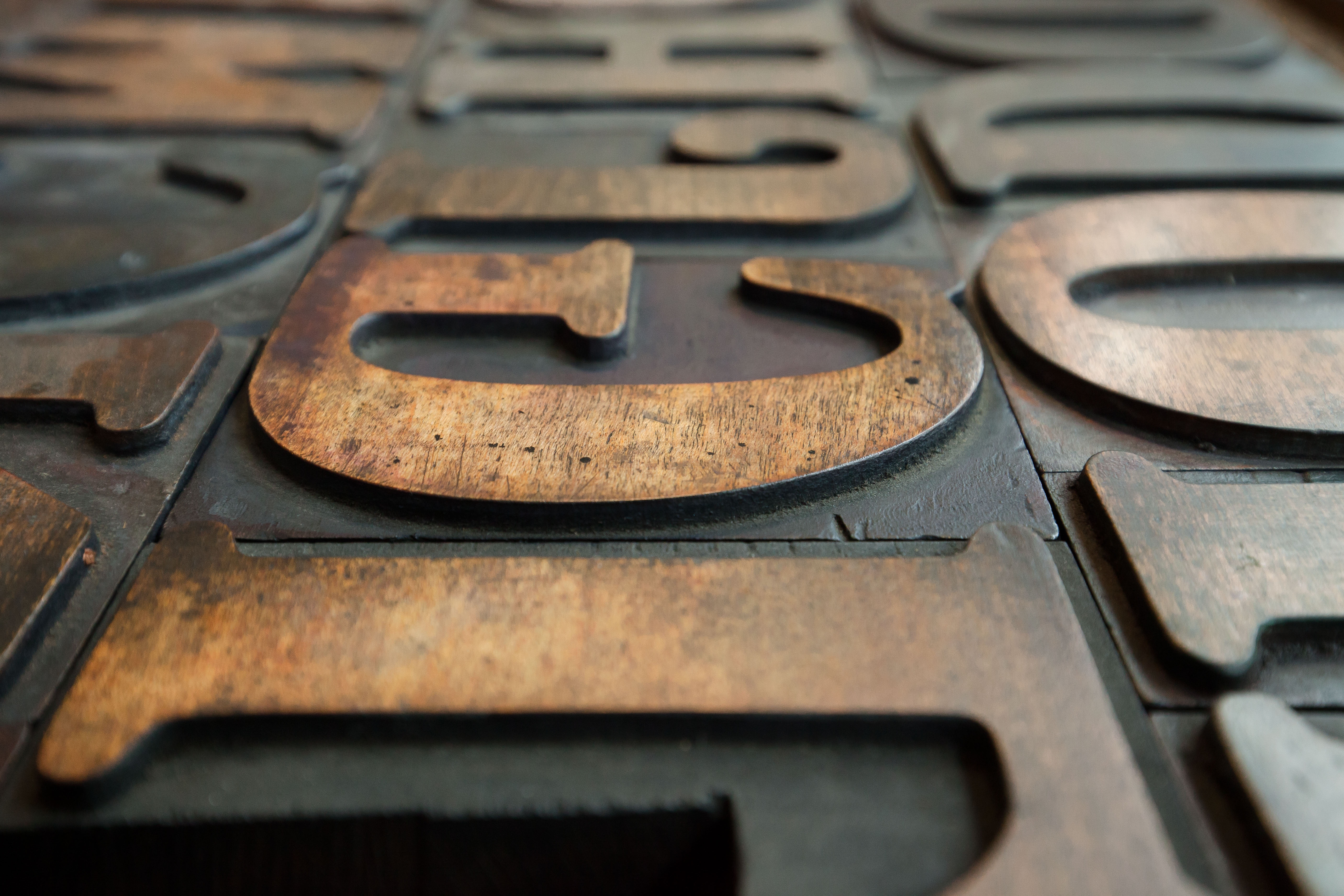 wood - material, font, mirrored, still life, textured, metal, wooden, serifs, technology, full frame, communication, variation, letters, johannes gutenberg, HD Wallpaper