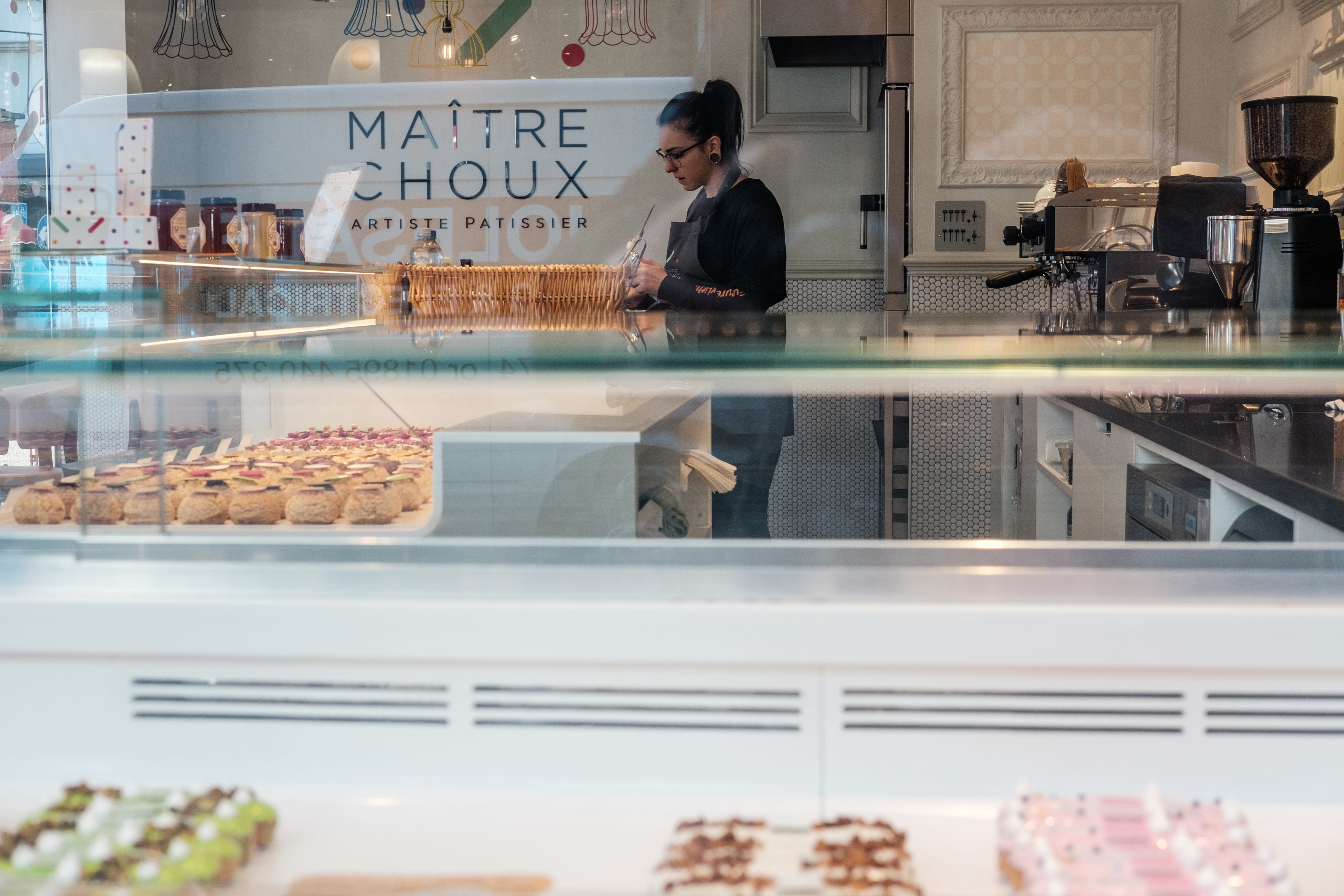 buffet, real people, glass - material, standing, shelf, display cabinet, beside, icing, occupation, bakery, confectionery, transparent, adult, shop, deli, HD Wallpaper