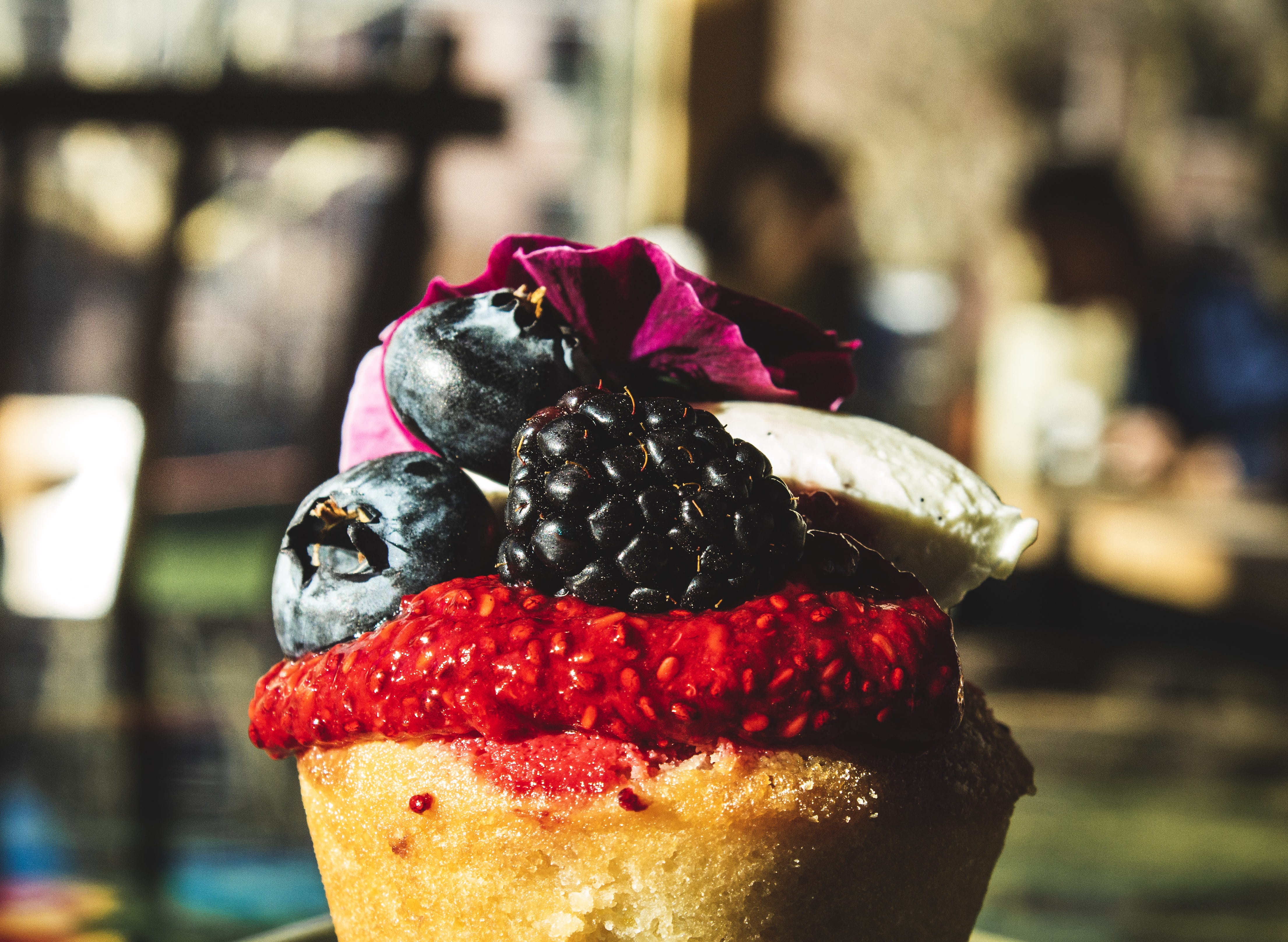 freshness, creme, close-up, pastry, animal, bakery, fruit, indulgence, shop, focus on foreground, cake, day, red, strawberry, berry fruit, icing, sweets, HD Wallpaper