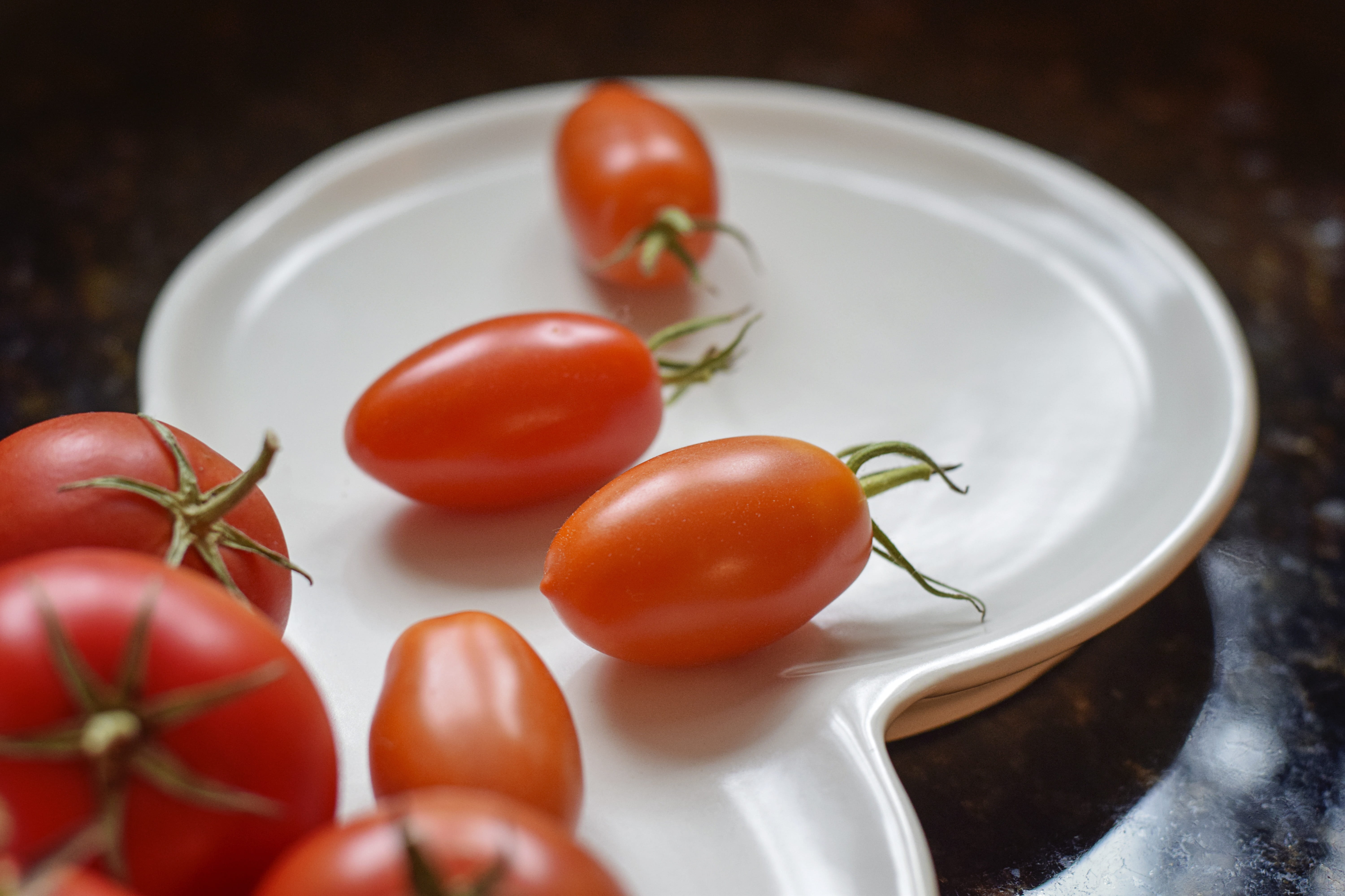 tomato, freshness, nature, leaf, sauce, studio shot, macro, white, white plate, tasty, delicious, fruit, juicy, raw food, fresh picked, harvest, vitamin, HD Wallpaper