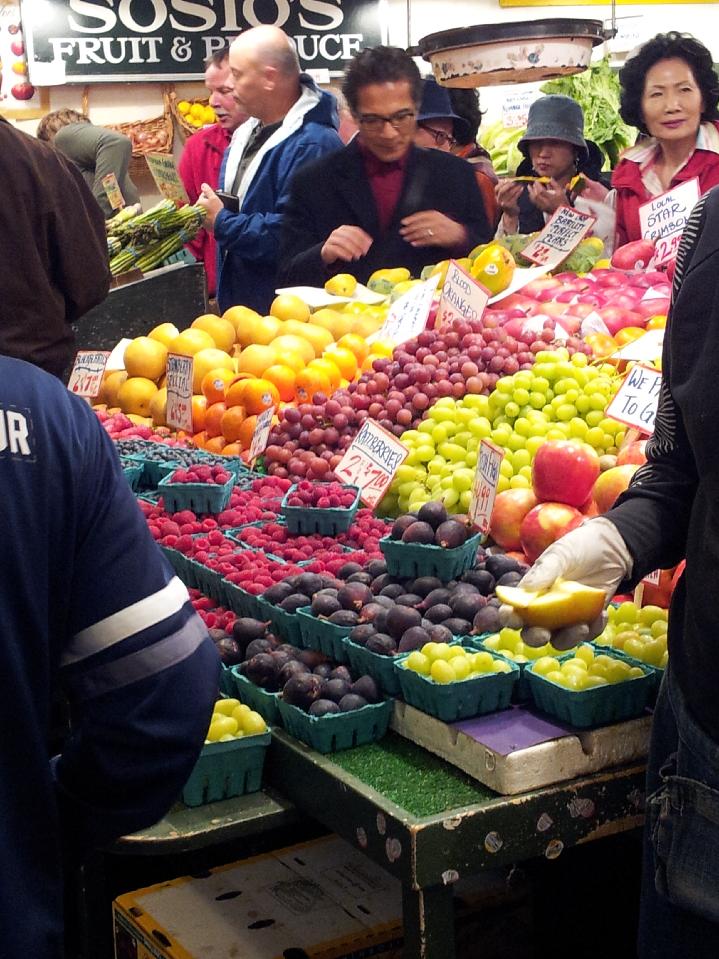 buying, stall, produce, 2K, for sale, food, choice, orange, fruit, incidental people, natural, healthy, business, adult, outdoors, group of people, food and drink, Phone HD Wallpaper