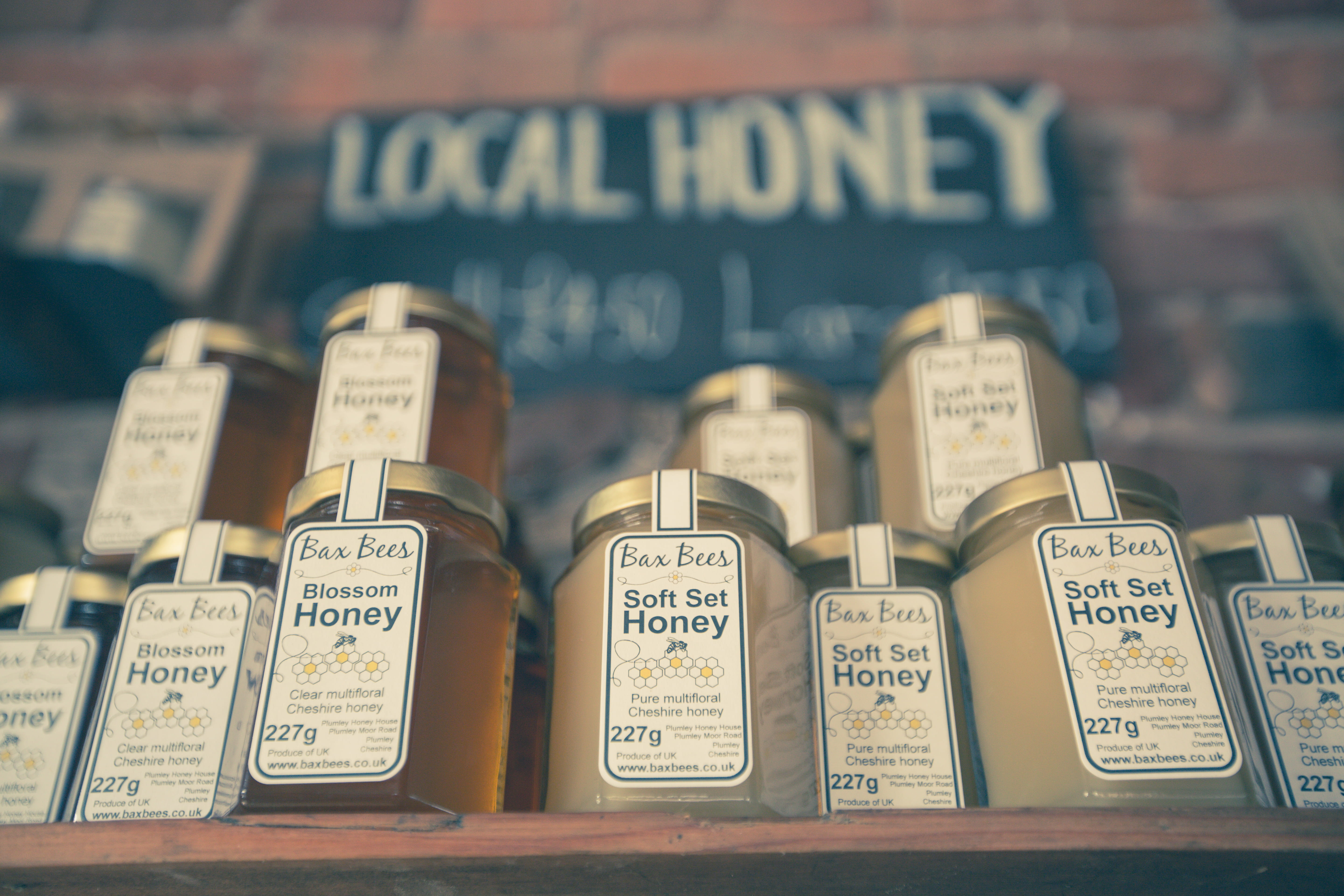 close-up, brown, for sale, sweet, local, gin, large group of objects, indoors, selective focus, knutsford, western script, sign, beverage, label, choice, HD Wallpaper