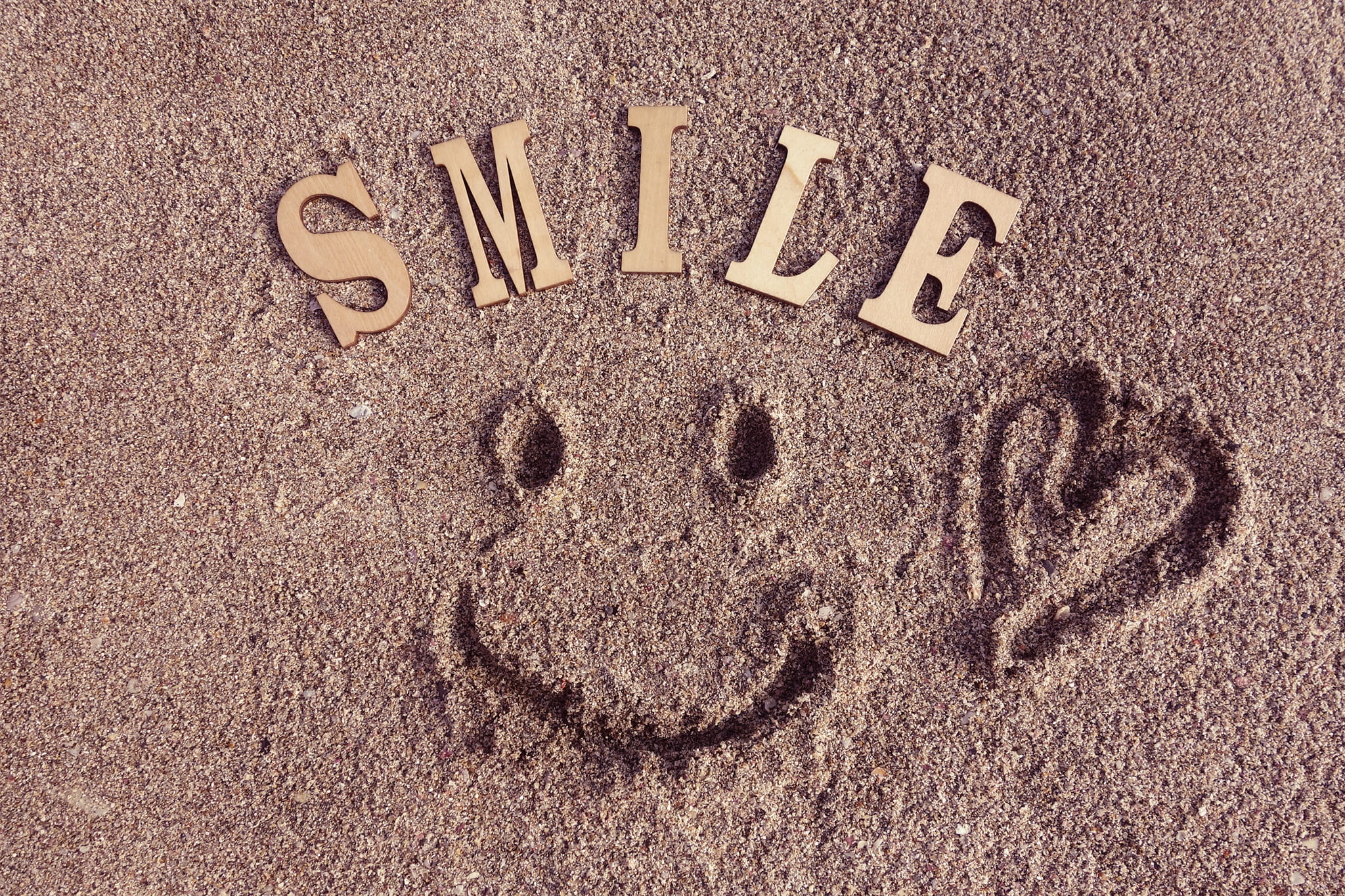 sand, creativity, message, land, backgrounds, decors, close-up, indoors, representation, capital letter, full frame, Smile, communication, single Word, HD Wallpaper