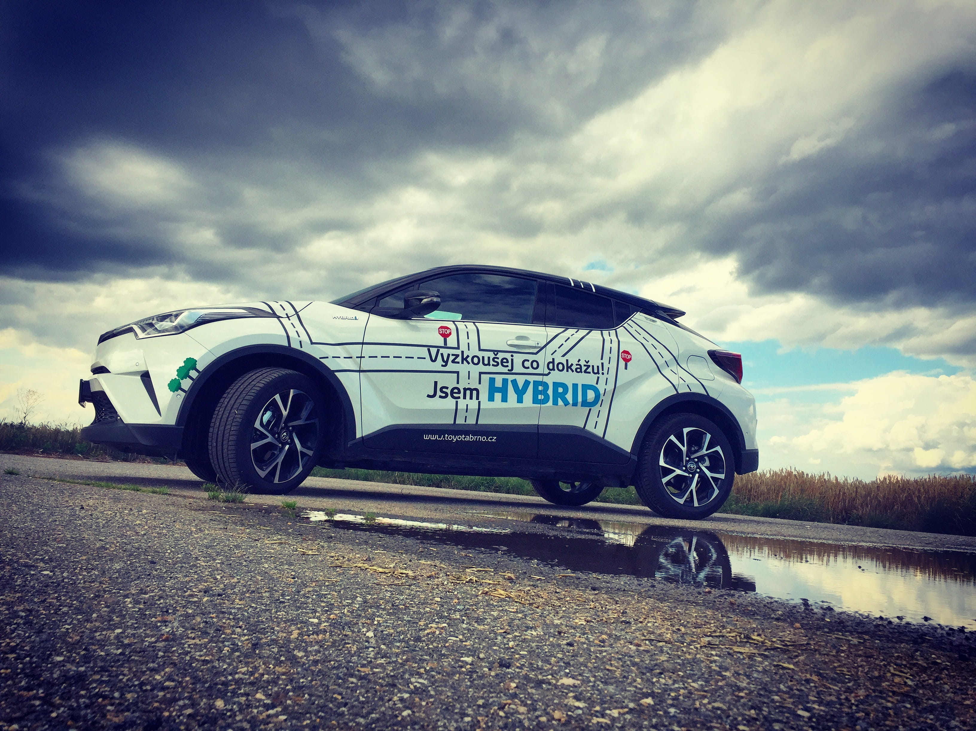 motor vehicle, česko, toyota, day, overcast, sky, 2K, car, suv, land vehicle, toyota hybrid, eco, stationary, cloud - sky, hybrid, city, outdoors, road, HD Wallpaper