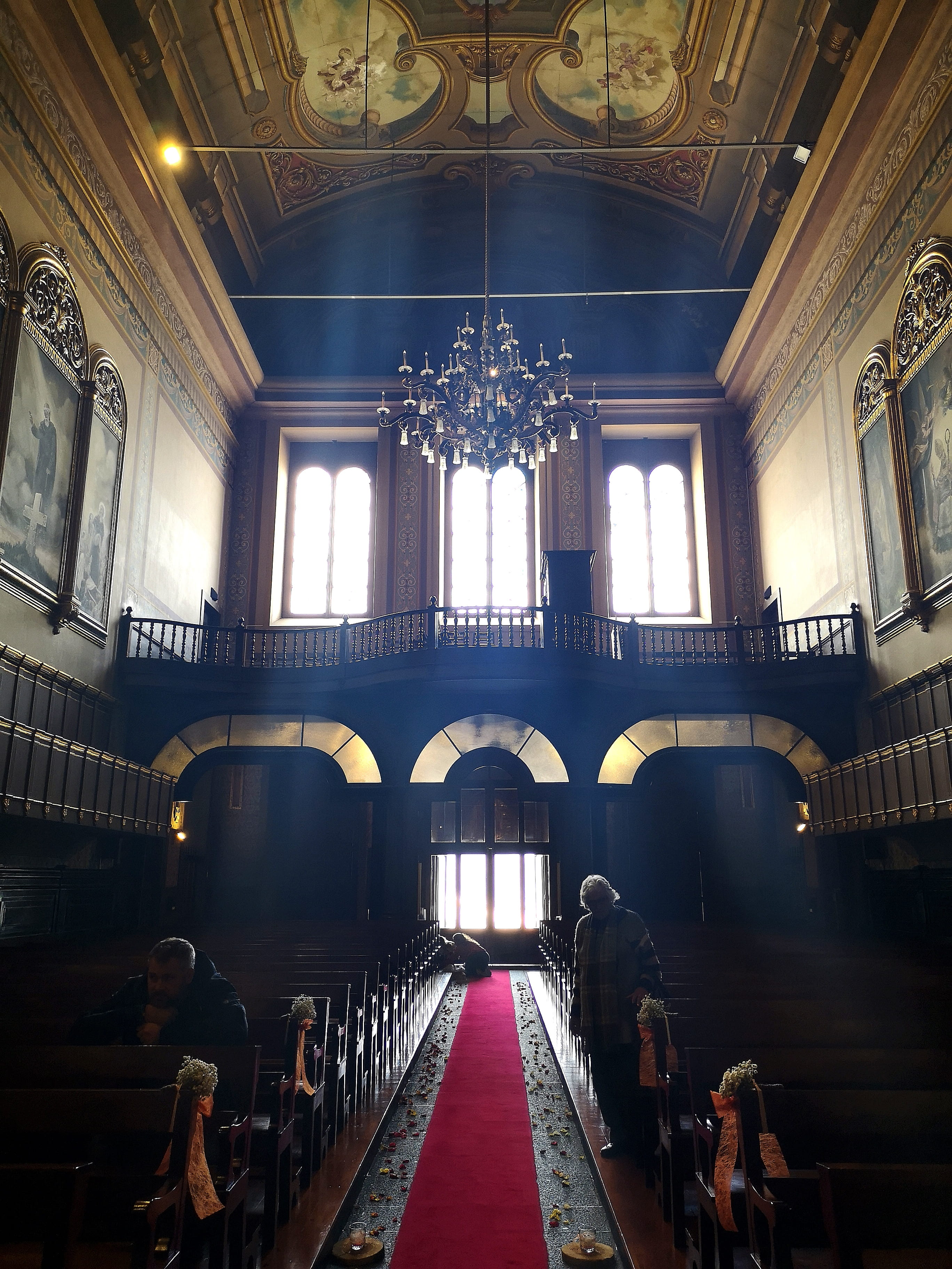 lighting equipment, hall, premiere, group of people, aisle, belief, pew, real people, church, religion, men, interior design, arch, room, built structure, Phone HD Wallpaper