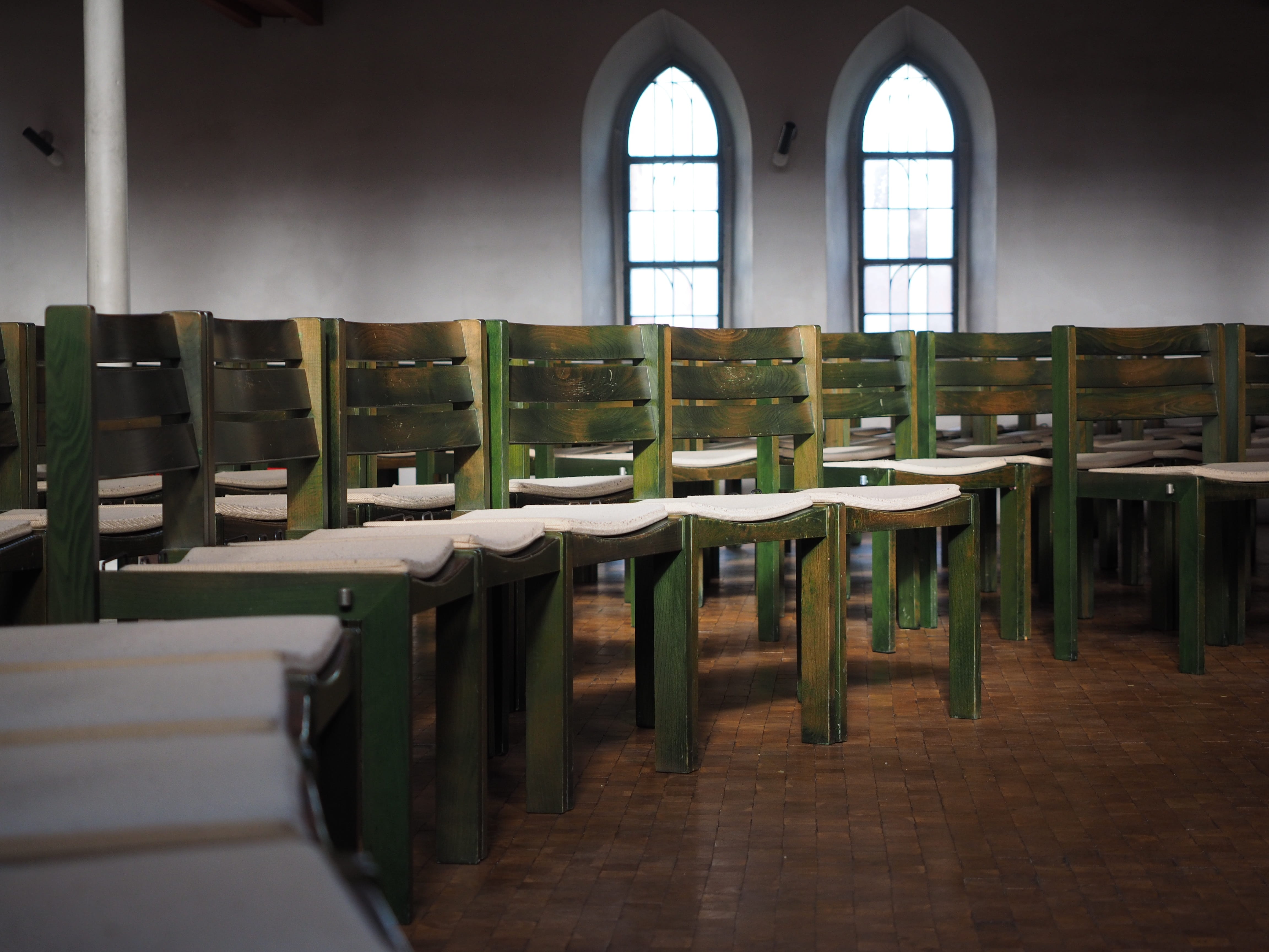 Seat, furniture pieces, Chairs, day, absence, arrangement, in a row, 4K, belief, indoors, furniture, table, empty, place of worship, religion, Sit, built structure, HD Wallpaper