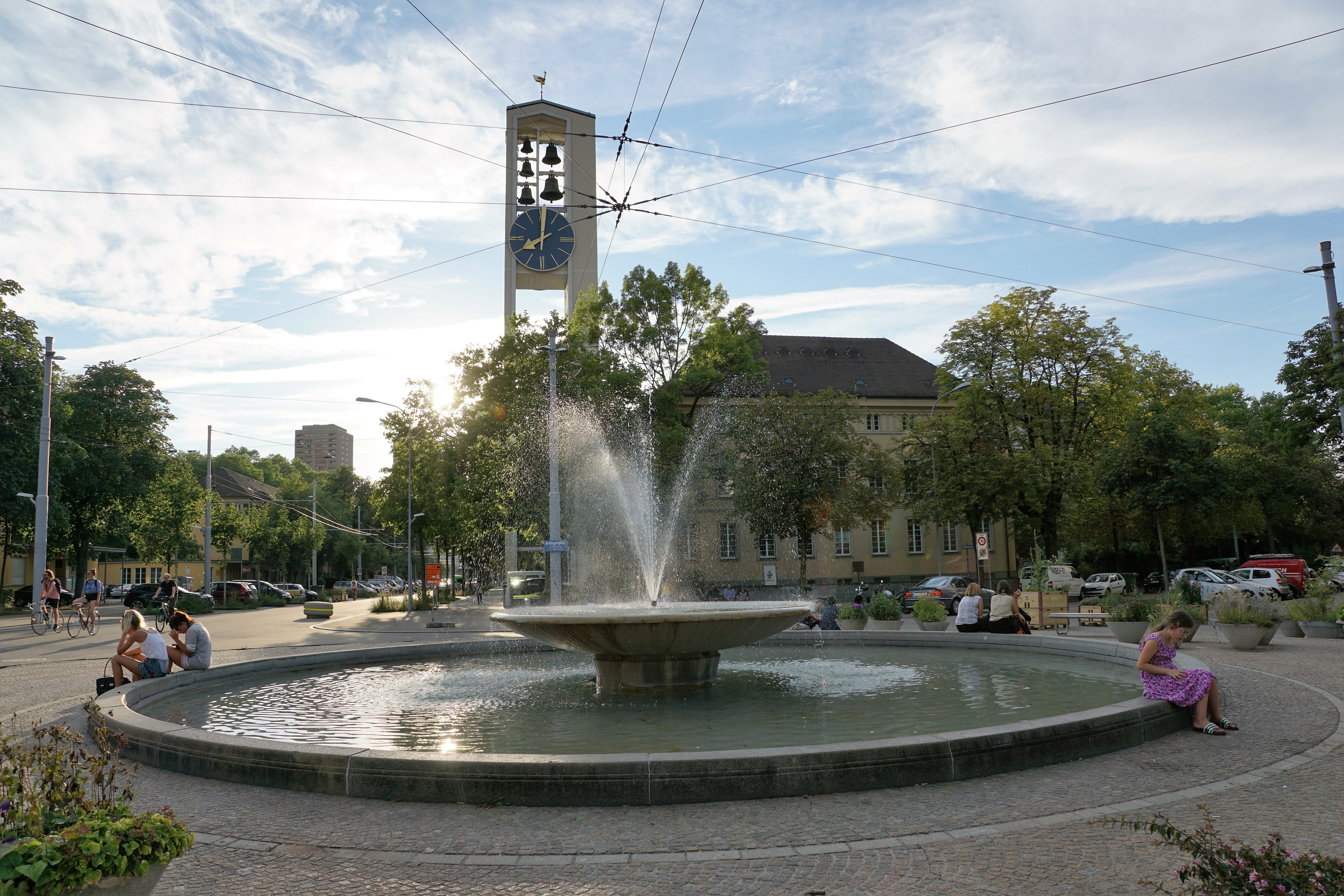 large group of people, spraying, day, religion, fountain, bad, art, skuptur, incidental people, 5K, natural stone, built structure, splashing, church, HD Wallpaper